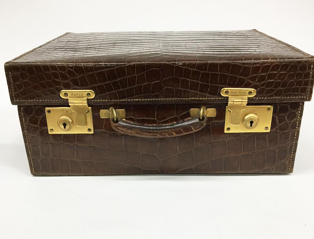English necessaire travel case with silver interior by William Neale & Son, 1924 For Sale 3