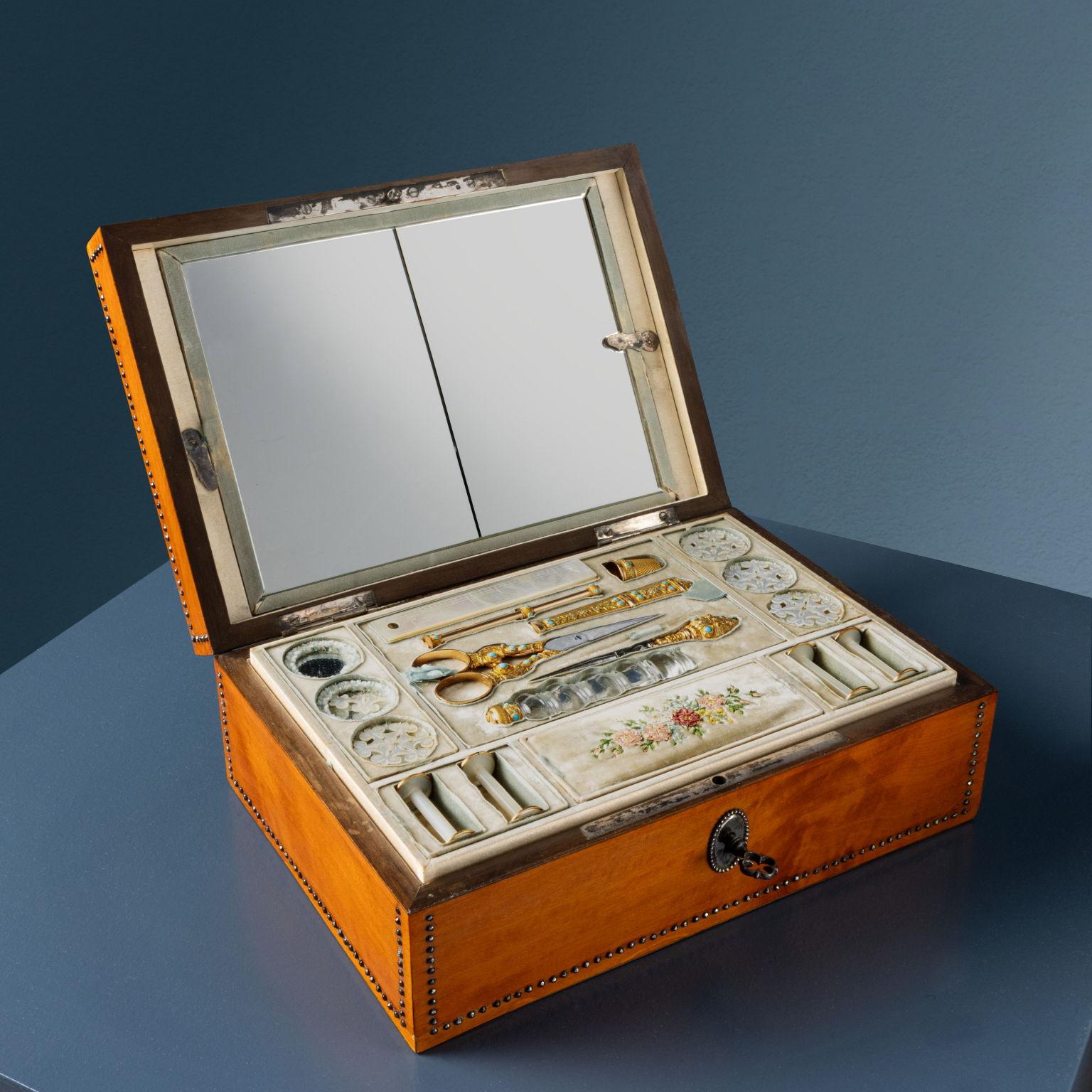Mallette de voyage en bois de citronnier de l'époque Charles X, ornée de petits clous en acier poli et munie d'une clé, contenant des nécessaires de couture en or ciselé, turquoise (inserts) et nacre. Le miroir de chevalet au mercure, fixé à