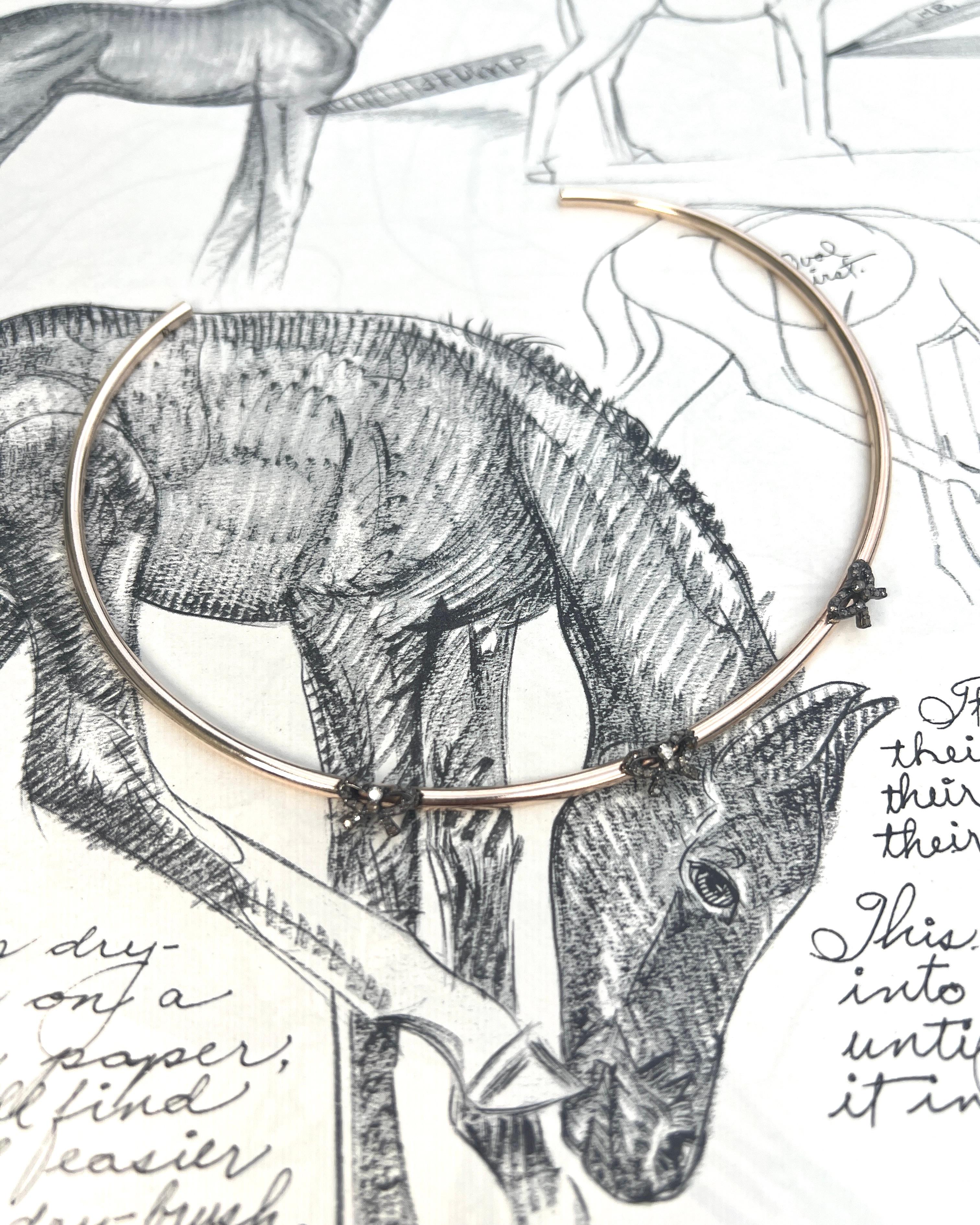 Diamantene Halskette mit Schleife im viktorianischen Stil von J DAUPHIN

Die Victorian Style Diamond Bow Neck Bangle Necklace von J DAUPHIN spiegelt die tiefe Verbundenheit des Designers mit der Kunstfertigkeit und Symbolik des viktorianischen