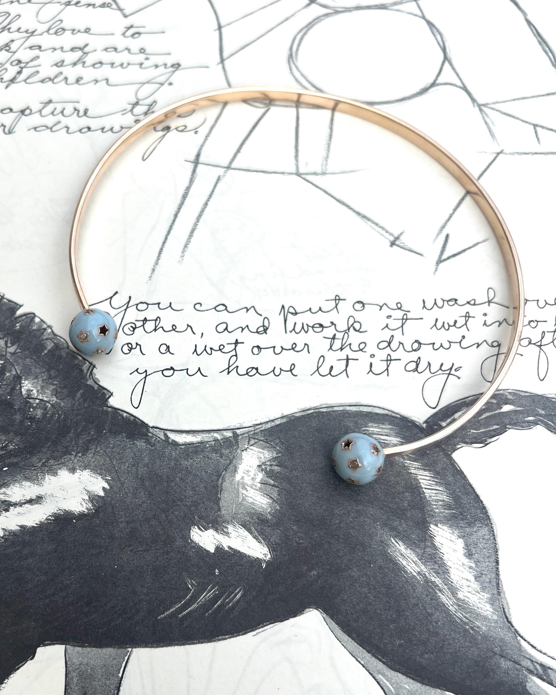 Collier orbe en diamants noirs et blancs, collier ras de cou avec extrémités en émail noir


Ce bracelet de cou symbolique de J Dauphin présente deux sphères étoilées sculpturales à l'ouverture avant, chacune recouverte d'étoiles noires émaillées à