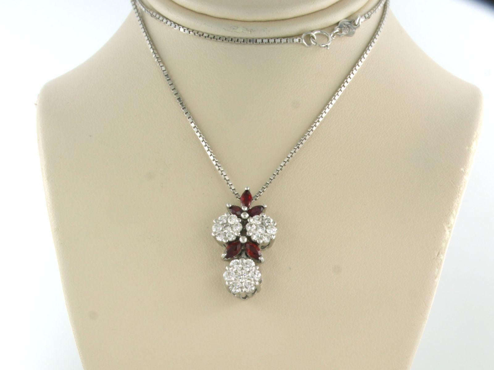 18k white gold necklace with a pendant set with garnet and brilliant cut diamonds. 1.10ct - F/G - VS/SI - 38 cm long

detailed description:

the length of the necklace is 38 cm long by 1.1 mm wide

the size of the pendant is 2.2 cm long by 1.3 cm
