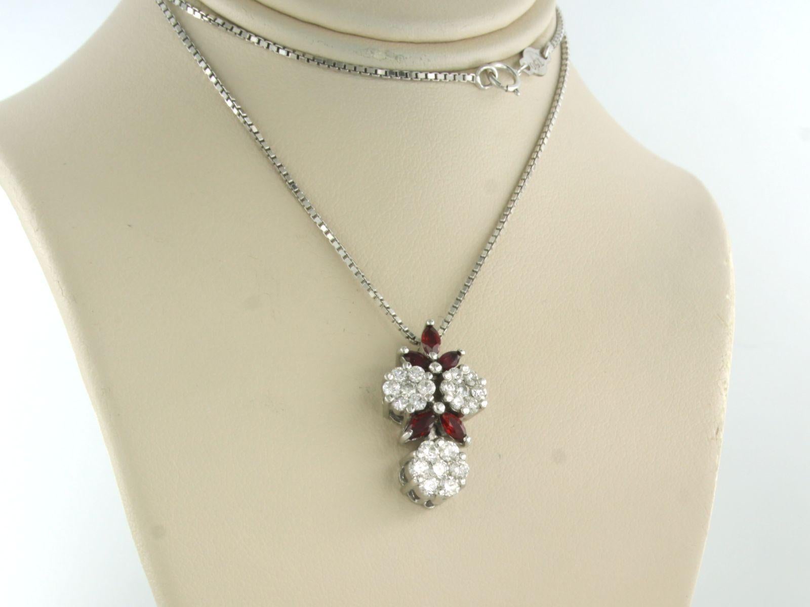 18k white gold necklace with a pendant set with garnet and brilliant cut diamonds. 1.10ct - F/G - VS/SI - 38 cm long

detailed description:

the length of the necklace is 38 cm long by 1.1 mm wide

the size of the pendant is 2.2 cm long by 1.3 cm