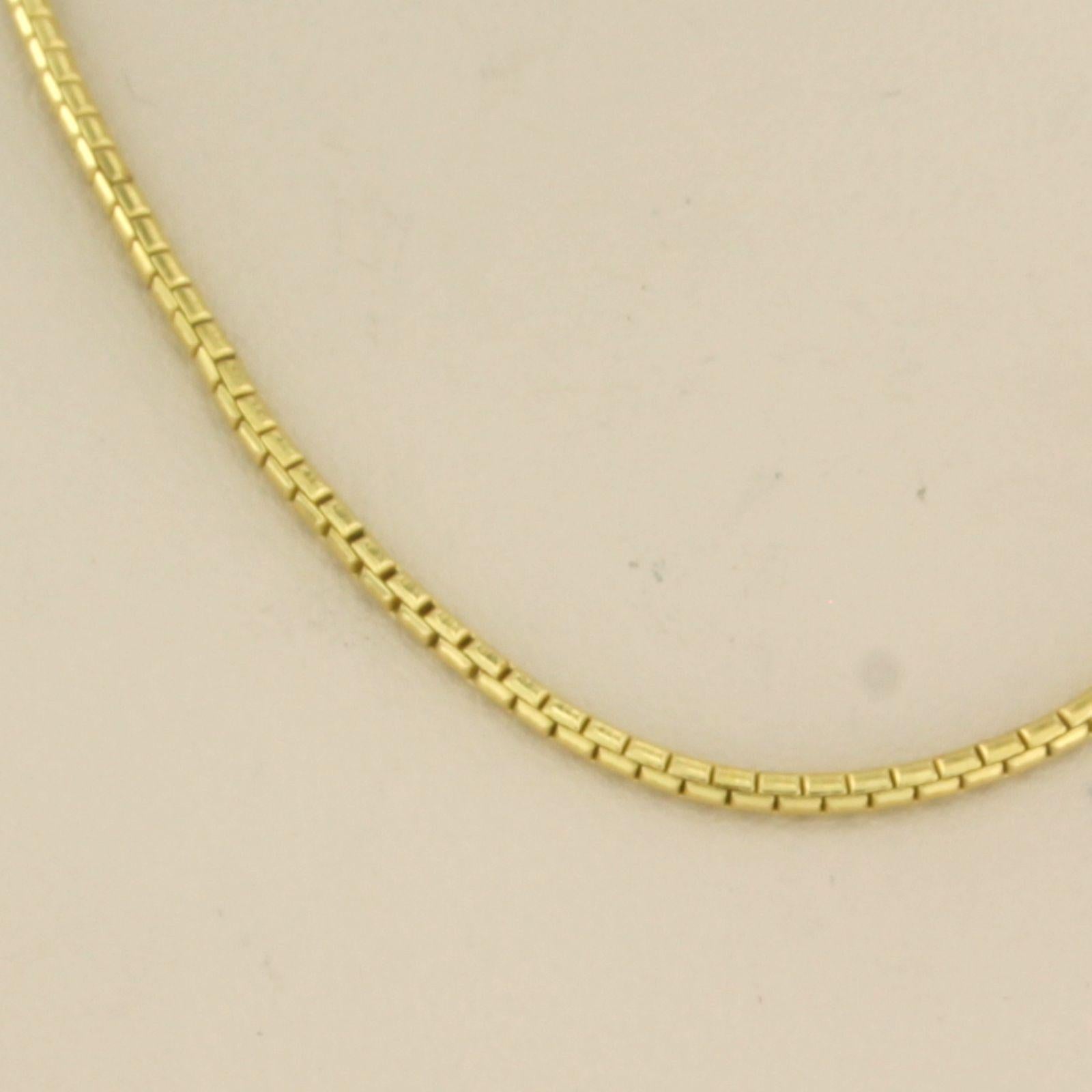 18k yellow gold necklace - 45 cm long

detailed description:

necklace is 45 cm long and 1.7 mm wide

total weight: 12.0 grams

hallmark present and tested for gold content

necklace is in good condition
20221033