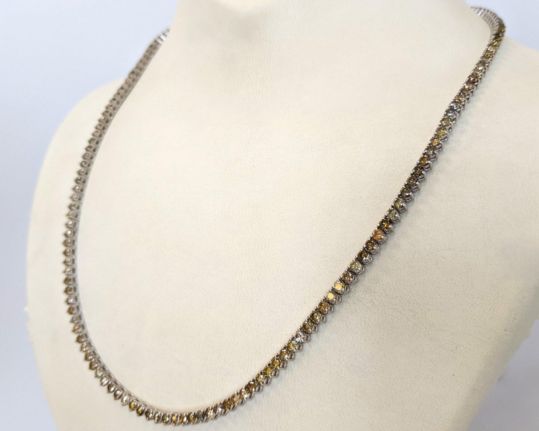 Este exquisito collar exhibe 162 diamantes naturales, con un total de 10,51 quilates, meticulosamente engastados en oro blanco de 14 quilates. Certificada por IGI, esta pieza irradia un color vibrante, añadiendo un toque de elegancia y lujo a