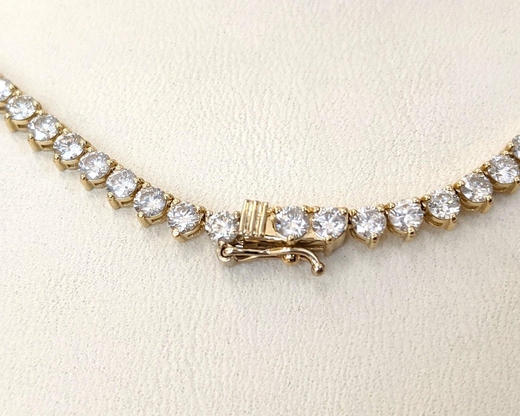 Este exquisito collar exhibe 158 diamantes naturales, con un total de 10,01 quilates, meticulosamente engastados en oro amarillo de 14 quilates. Certificada por IGI, esta pieza irradia un color vibrante, añadiendo un toque de elegancia y lujo a