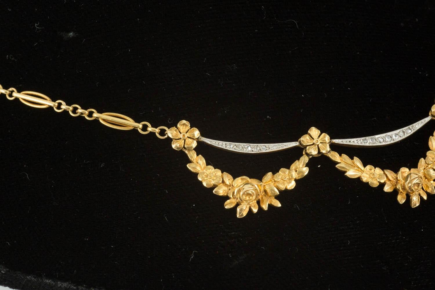 Art Nouveau Necklace 18 Carat Gold Floral with Festoons of Diamonds French, circa 1900 For Sale