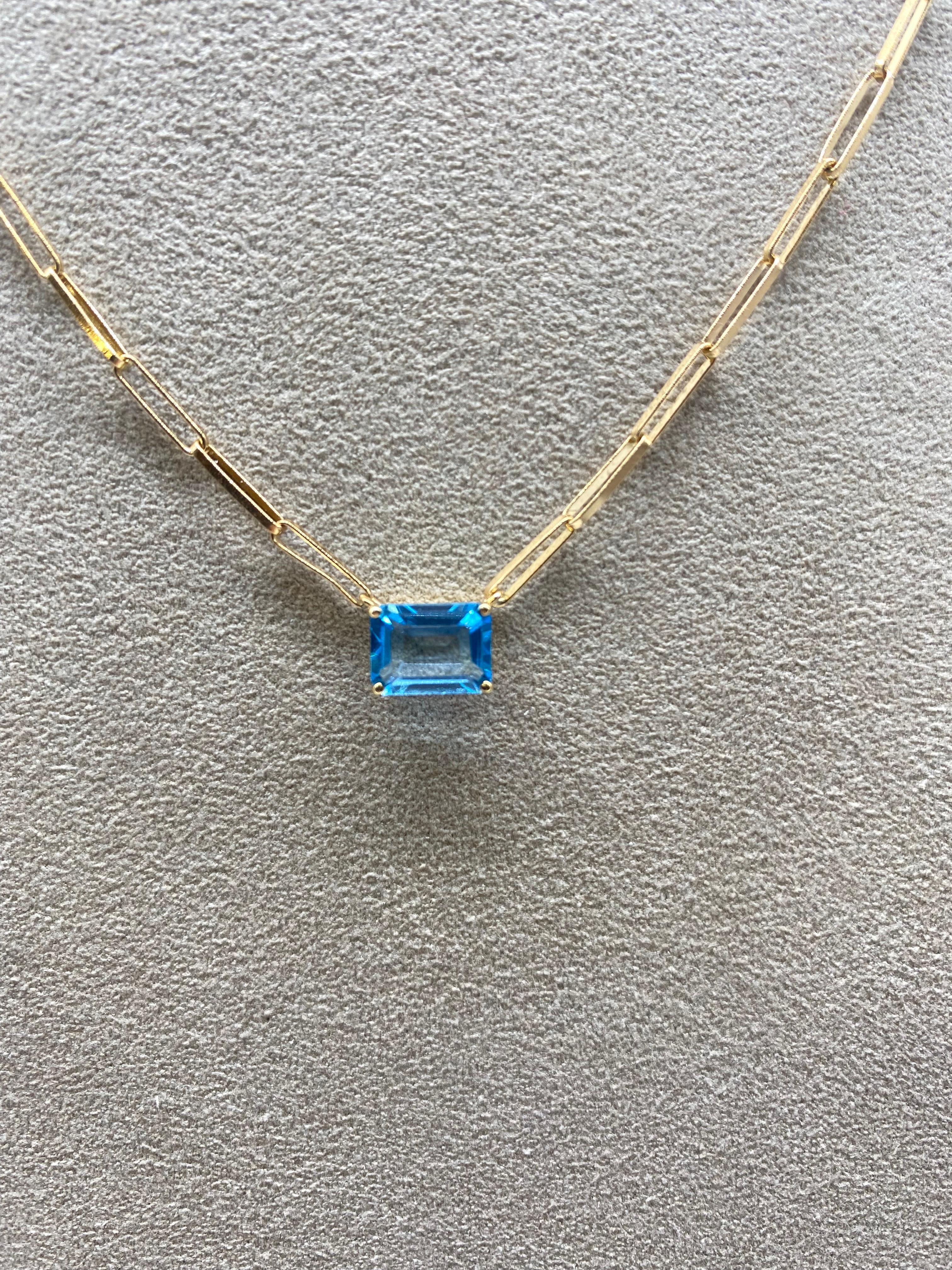 we are delighted to present this magnificent straight Mech necklace in 18-carat yellow gold, adorned with an elegant RPC-cut blue quartz, a unique piece that will add a touch of color and refinement to your ensemble.

This 18-carat yellow gold