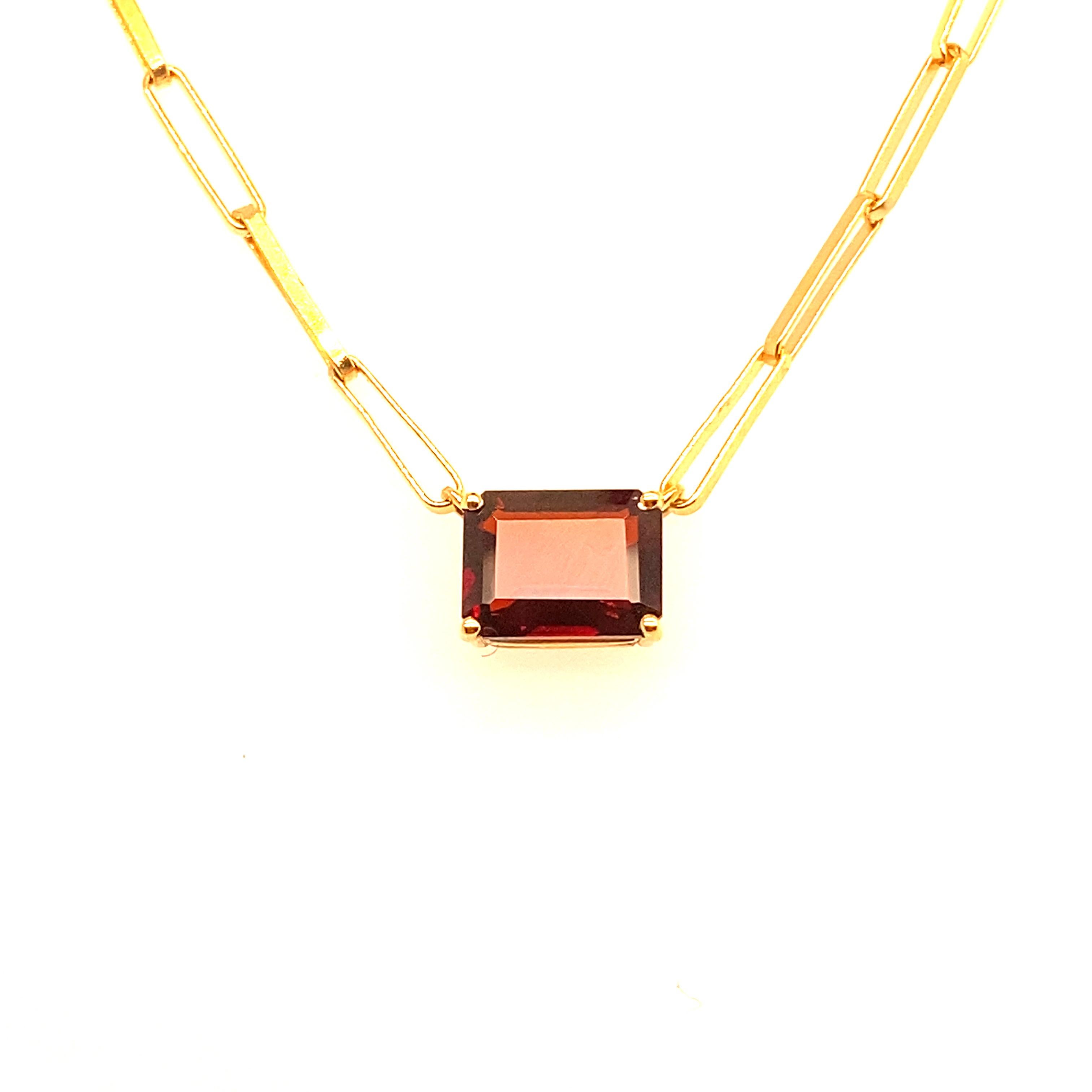 Welcome to our home, where we are delighted to present you with this superb 18-carat yellow gold, straight Mech necklace, adorned with a magnificent RPC-cut garnet and an elegant RPC-cut blue quartz, a harmonious combination of color and