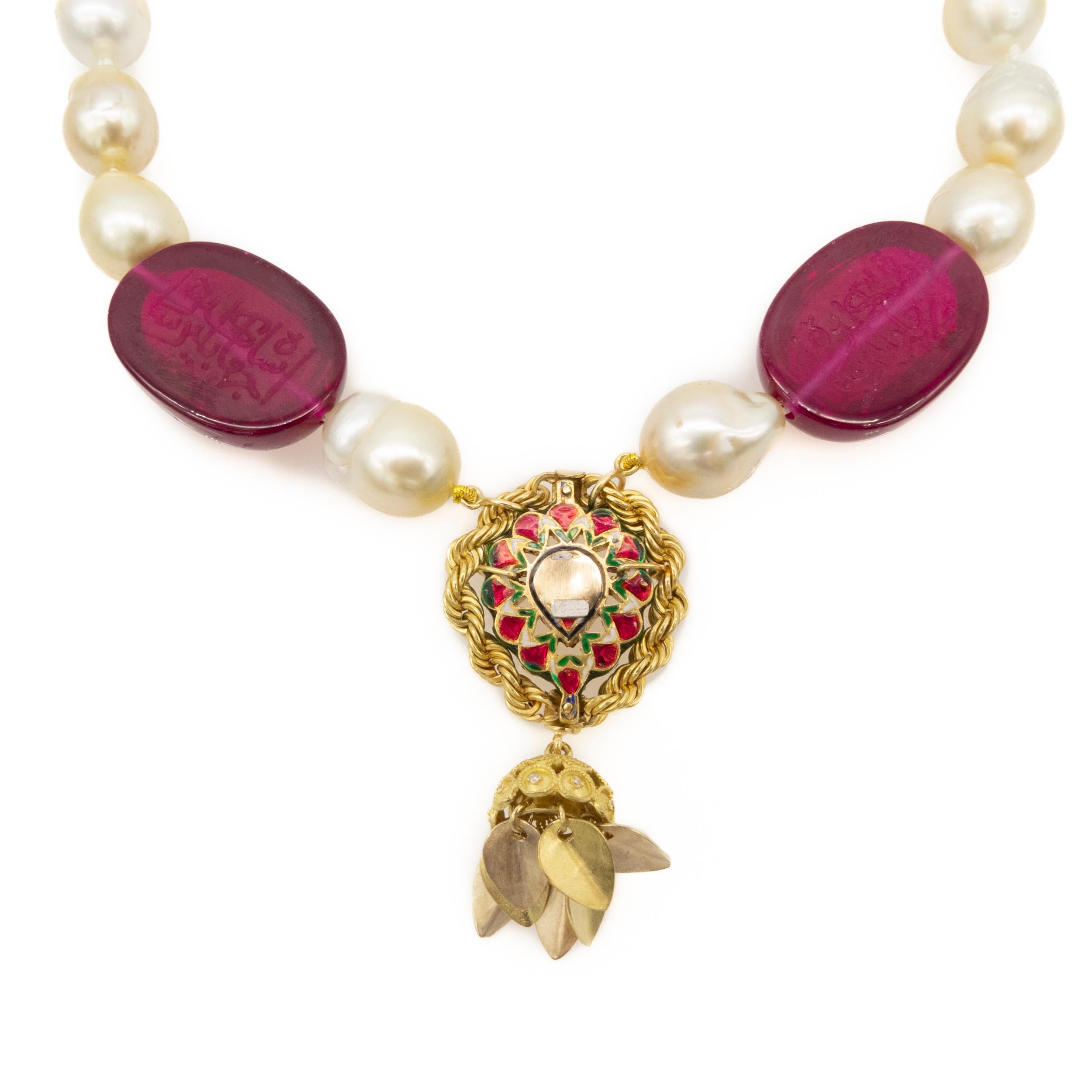 Halskette aus 18 Karat Gold Rubellit Naturperlen Diamanten Emaille Vicente Gracia (Perle) im Angebot