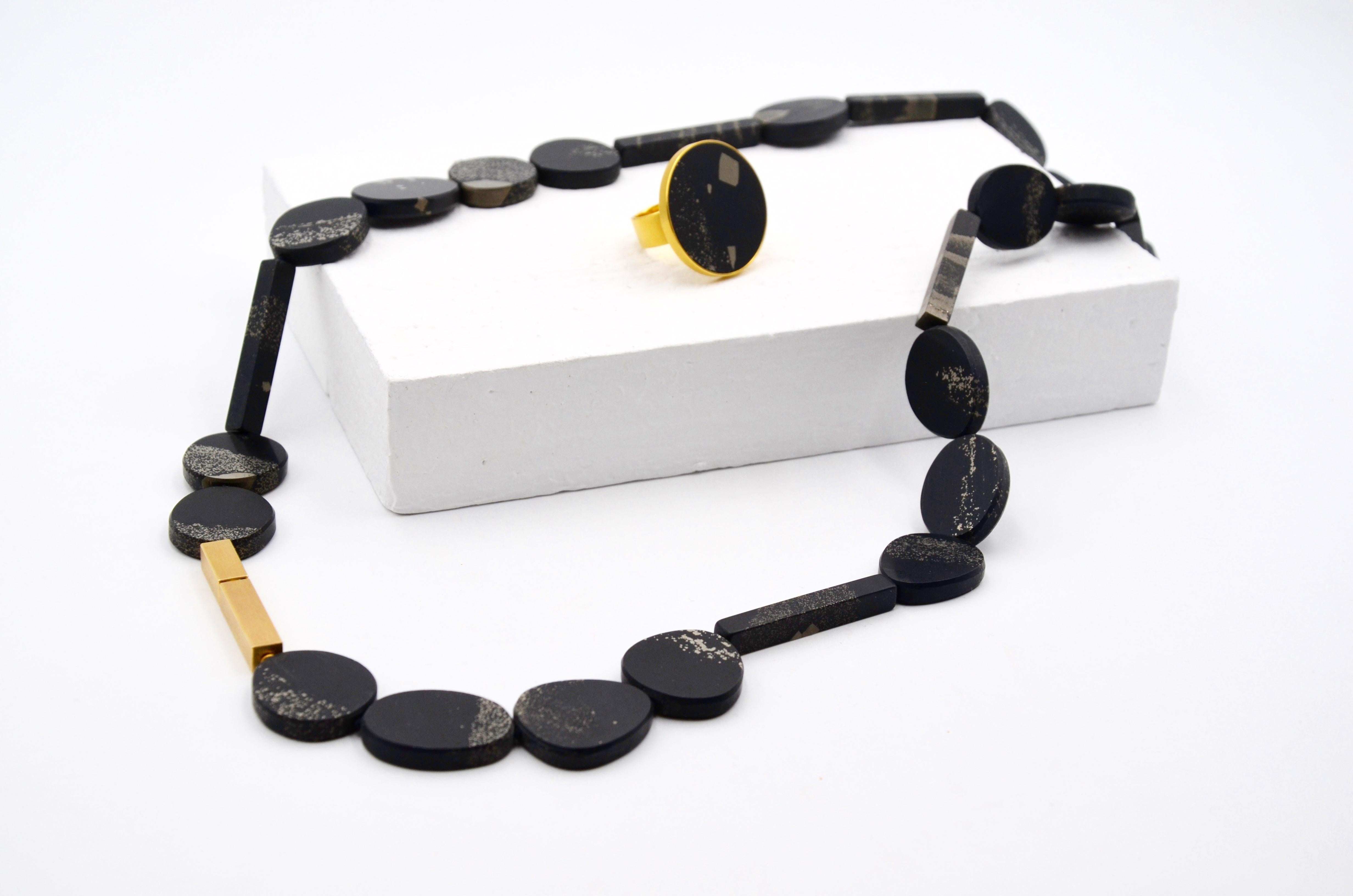 Contemporary 18 Karat Yellow Gold Slate Pyrite Necklace In New Condition For Sale In Schwaz, Tirol