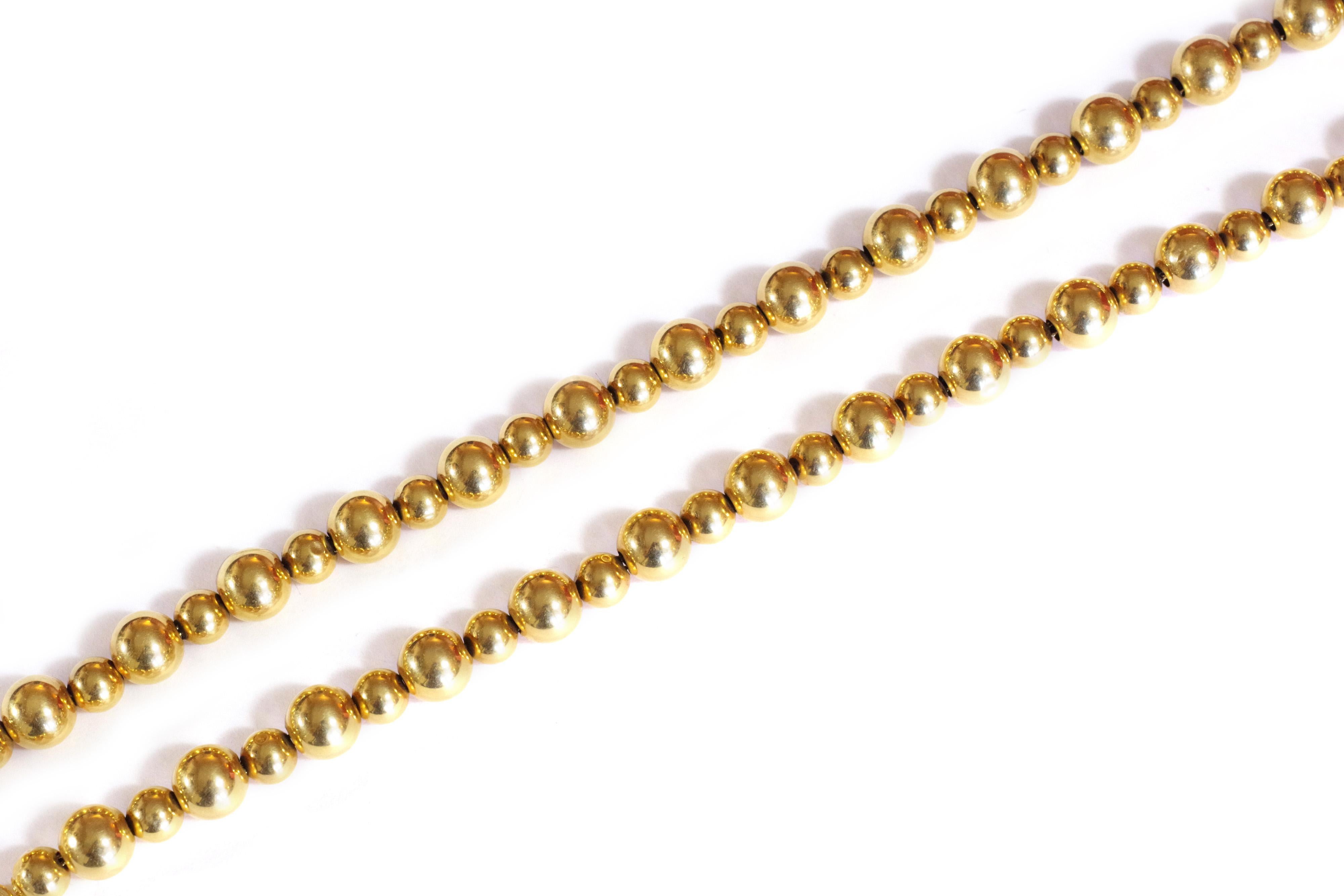 Necklace 18k gold balls in yellow gold. The necklace is composed of a long chain with fine links on which have been threaded 62 hollow gold beads. They alternate diameters more or less important. Lobster clasp. Regional necklace from the middle of