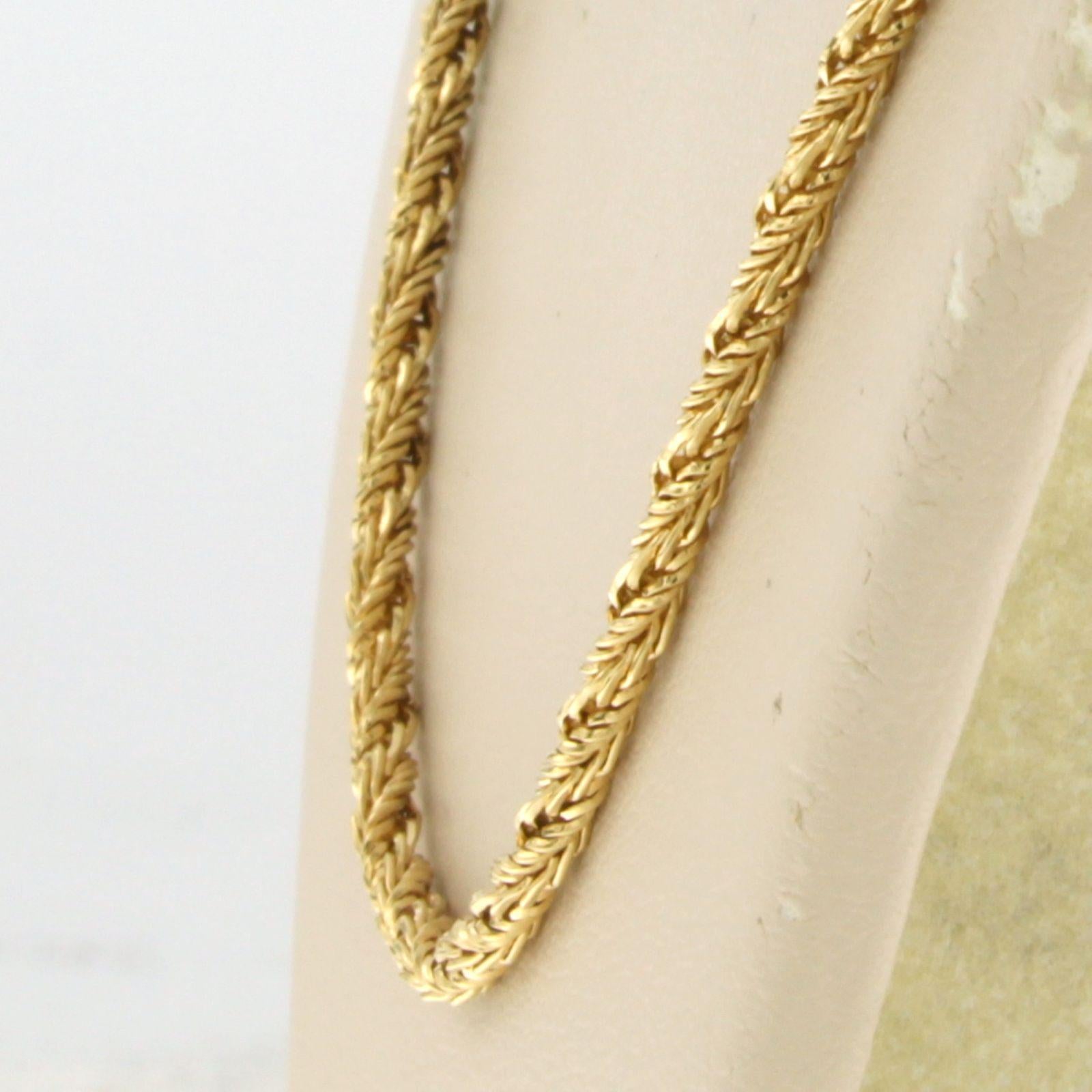 18k yellow gold necklace - 55 cm long

detailed description:

necklace is 55 cm long and 2.2 mm wide

total weight: 13.8 grams

hallmark present and tested for gold content

necklace is in good condition
b16241