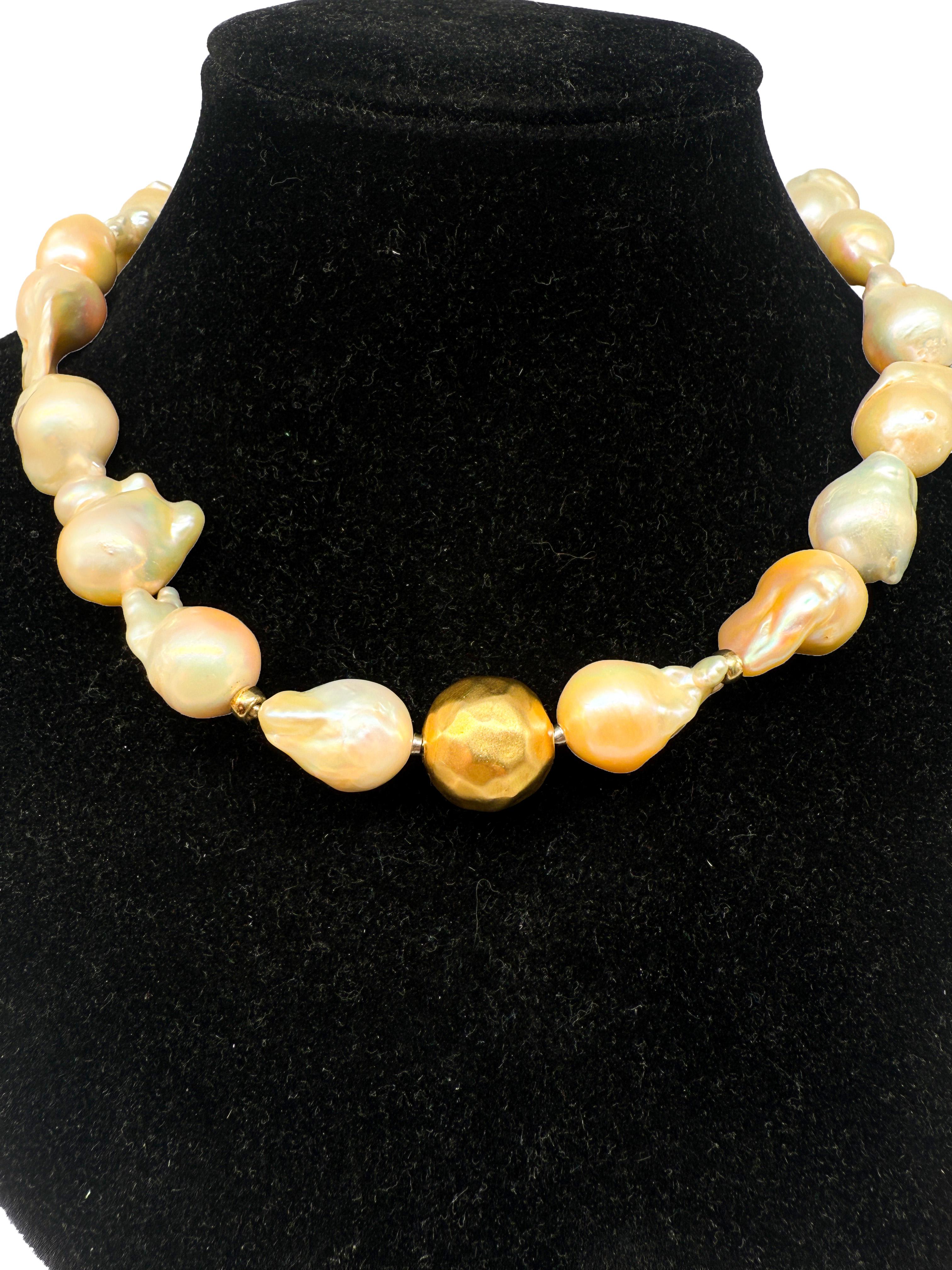 This exquisite necklace is an impressive piece of jewelry that combines timeless elegance with luxurious materials. Crafted from high-quality 18K yellow gold, the collier weighs an impressive 103.2 g, immediately conveying a sense of exclusivity and