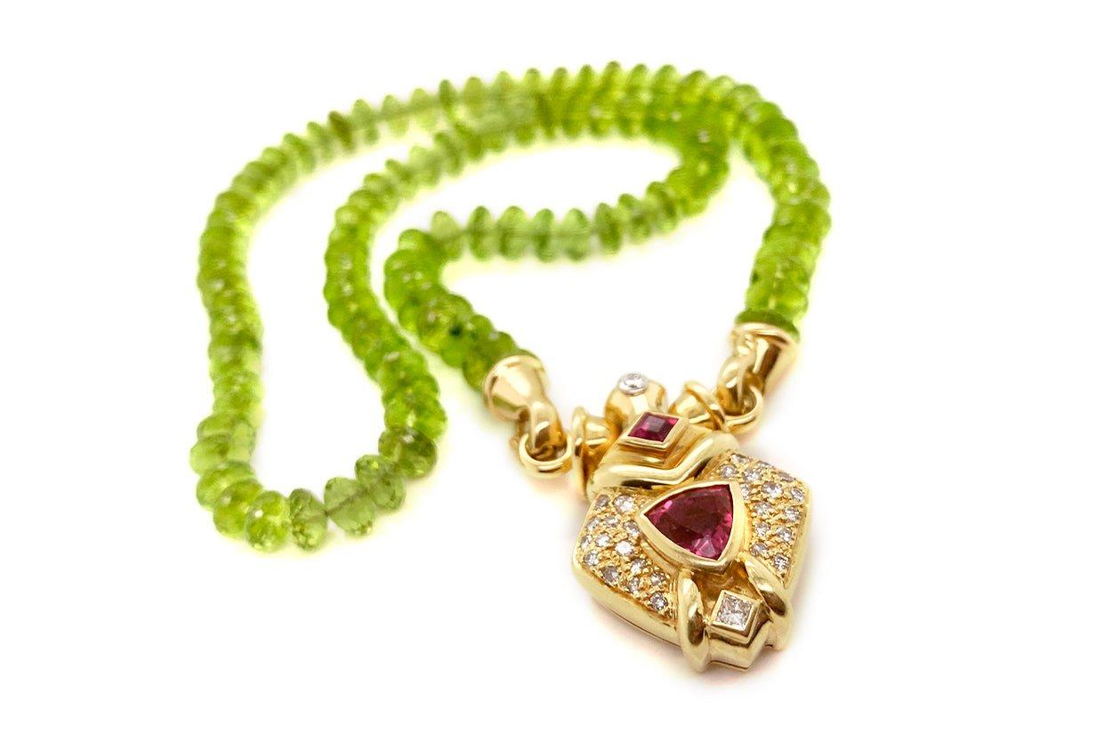 This exquisite necklace combines the vibrant allure of peridot briolettes with timeless elegance of 18kt gold, adorned with glistering diamonds and top-quality tourmalines. Its design harmoniously blends nature's brilliance and craftmanship,
