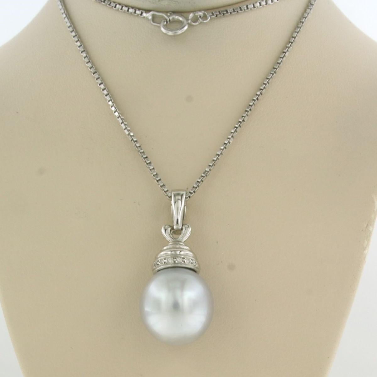 18k white gold necklace with pendant set with South Sea pearl and brilliant cut diamond. 0.03ct - F/G - VS/SI - 40 cm long

detailed description

the necklace is 40 cm long and 1.4 mm wide

Dimensions of the pendant are 3.0 cm long by 1.5 cm