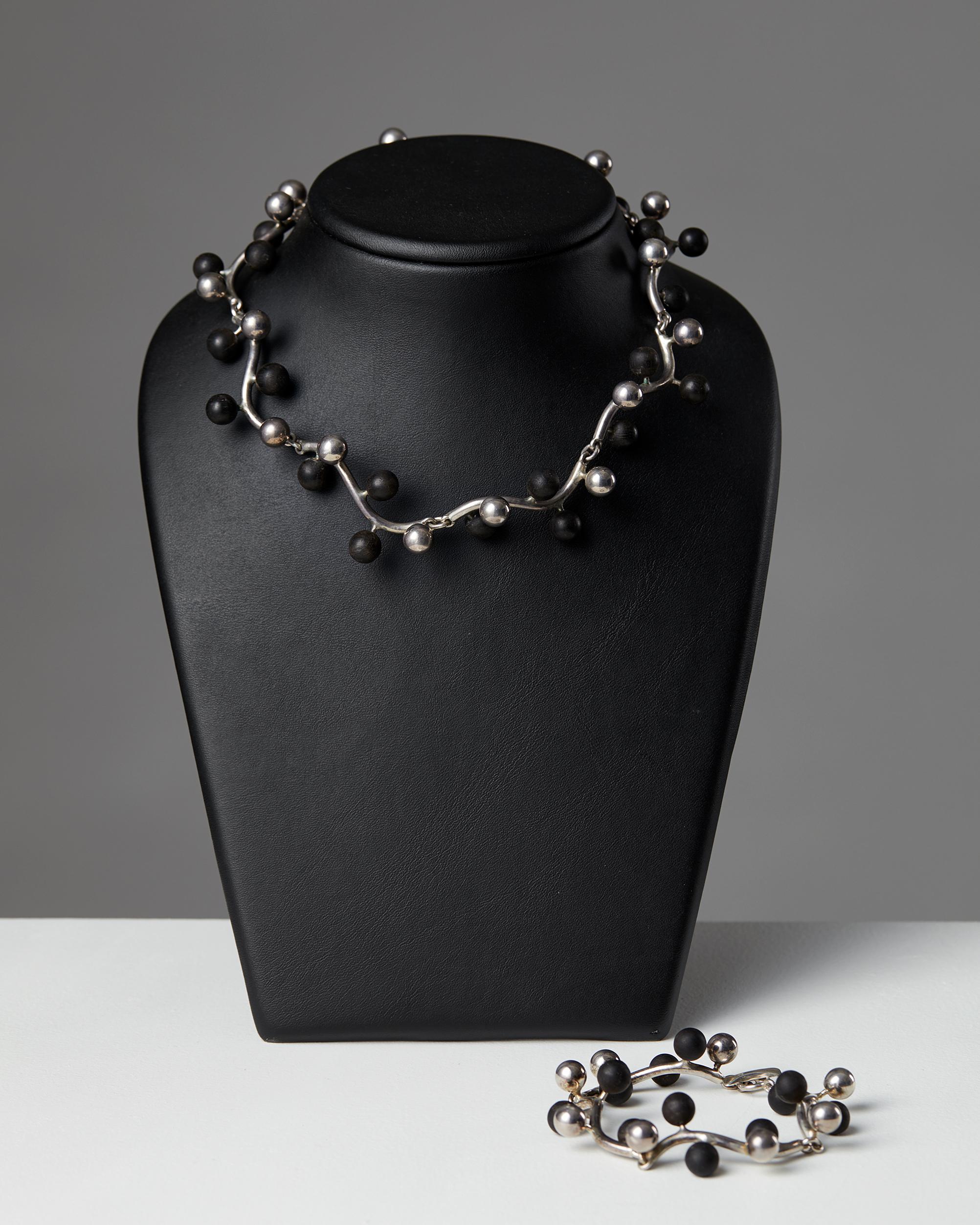 Sterling silver with onyx beads.

Marked C.A

Necklace:
L: 36 cm/ 1' 2