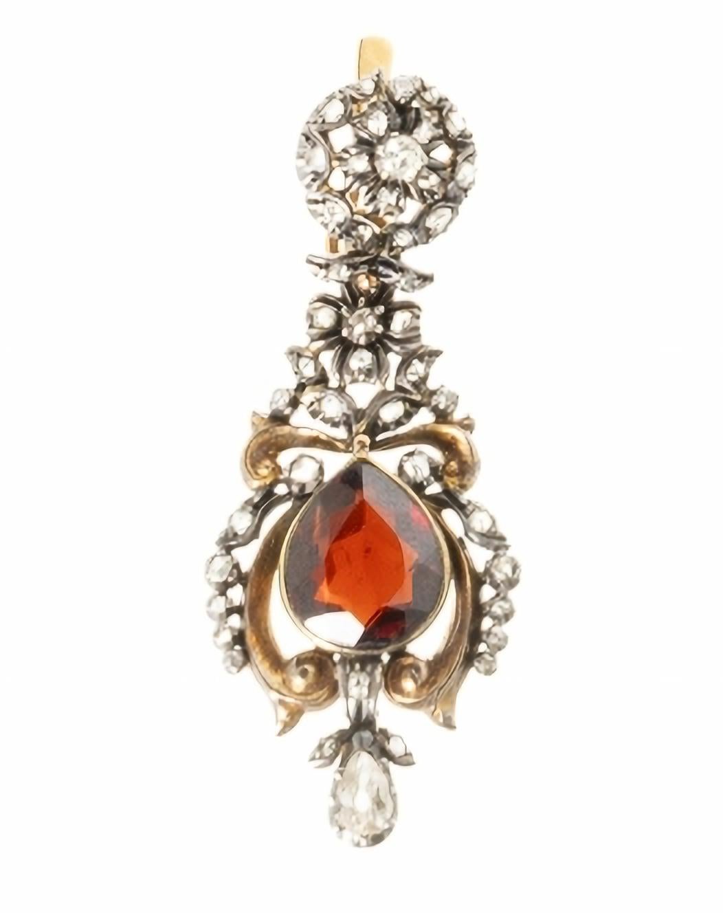 NECKLACE AND PAIR OF GOLD AND DIAMOND EARRINGS 19th Century / began 20th

in silver and 19.2 kt gold, set with rose, antique and pear cut diamonds with an estimated weight of 2 ct and oval and pear cut garnets, with necklace pendants and removable