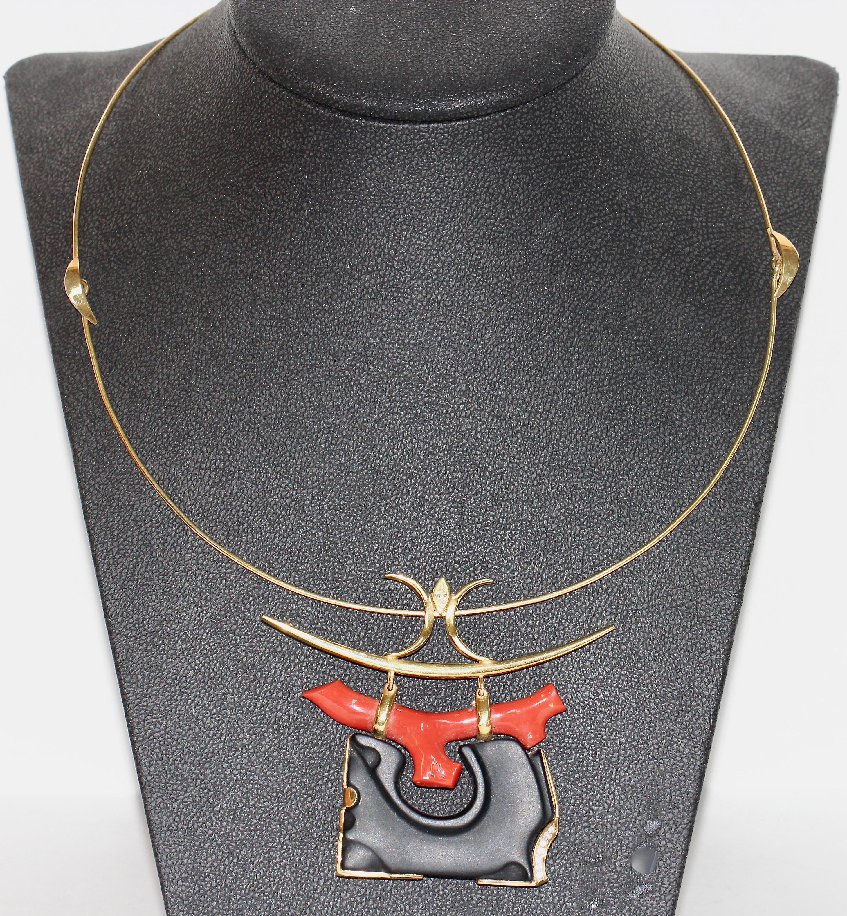 Collana con enorme pendente a forma di 