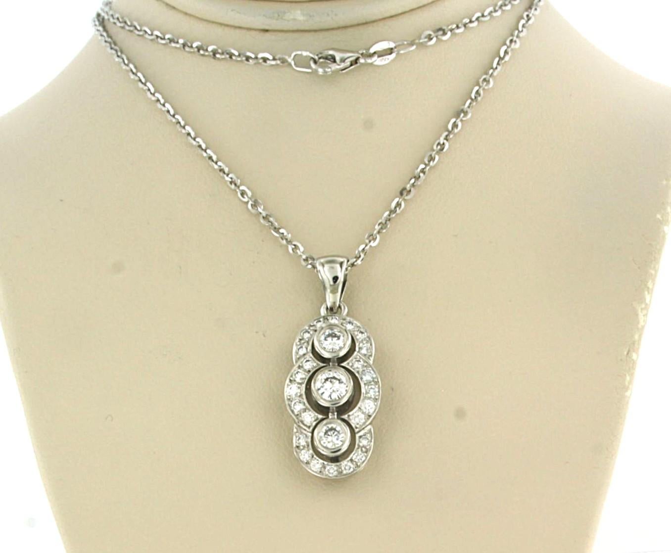 18k white gold necklace with pendant set with brilliant cut diamonds total approx.  0.89ct - F/G - VS/SI - 45cm

Detailed description

the length of the necklace is 45 cm long by 1.8 mm wide

Dimensions of the pendant are 2.5 cm high by 1.2 cm
