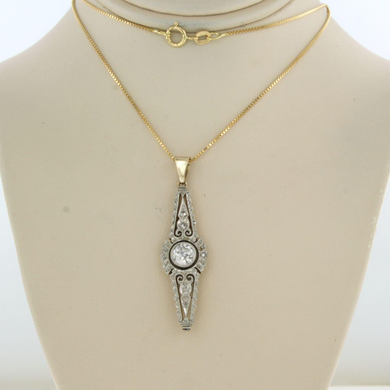 Collier en or jaune 18k avec pendentif en or bicolore serti de diamants de taille européenne ancienne et de diamants de taille rose. 0,55 ct -I/J - pique - 45 cm de long

description détaillée :

Le collier mesure 45 cm de long et 0,8 mm de