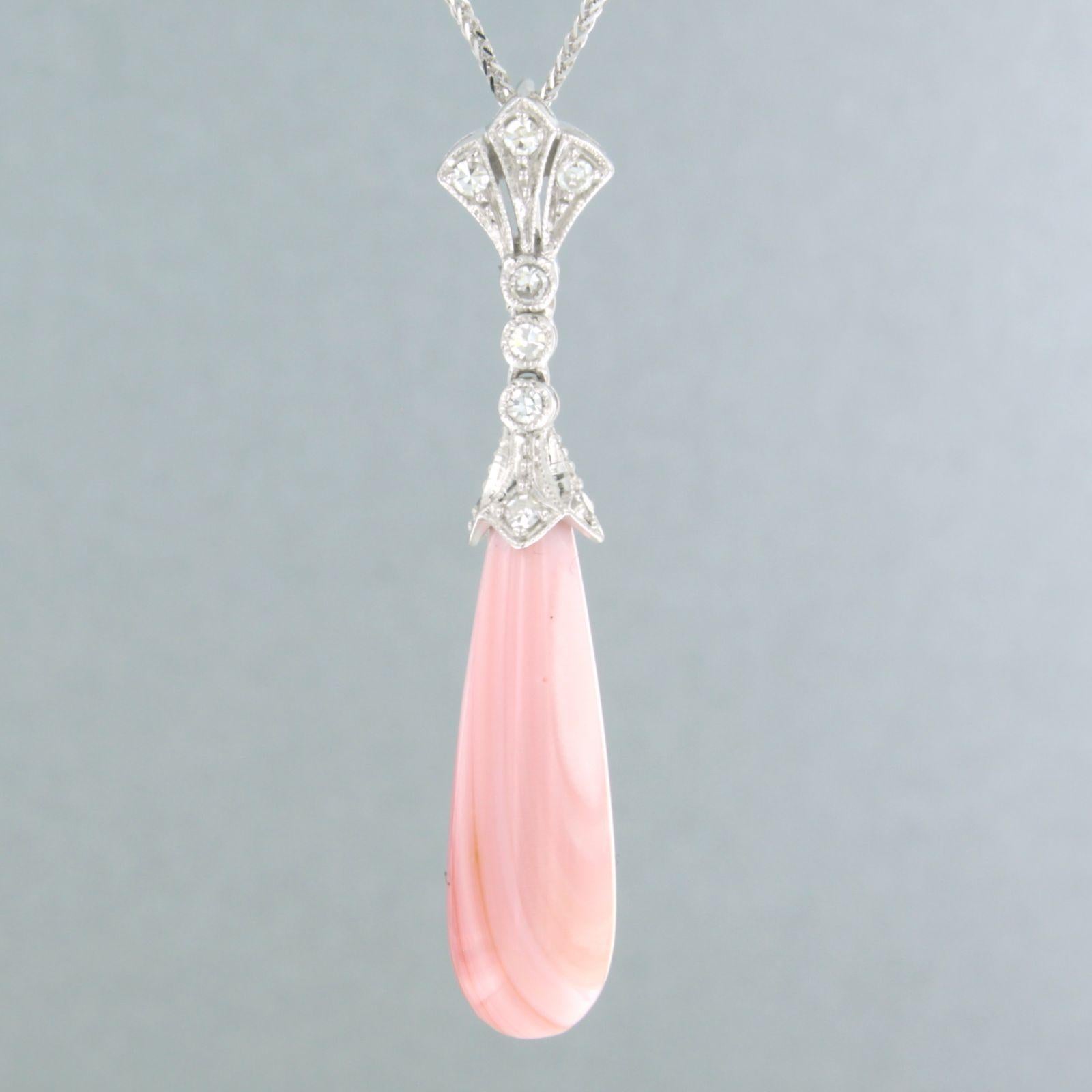14k white gold necklace with pendant set with rose agate and single cut diamond. 0.24ct - F/G - VS/SI - 40 cm long

detailed description:

the necklace is 40 cm long and 0.7 mm wide

Dimensions of the pendant are 4.5 cm long by 8.2 mm wide

total