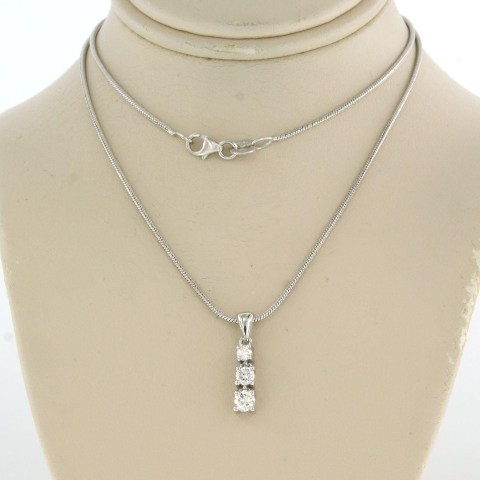 14k white gold necklace with pendant set with brilliant cut diamonds up to. 0.38ct – F/G – VS/SI - 45 cm long

detailed description:

the necklace is 45 cm long and 1.1 mm wide

the pendant is 1.8 cm long by 3.8 mm wide

weight 5.5 grams

occupied