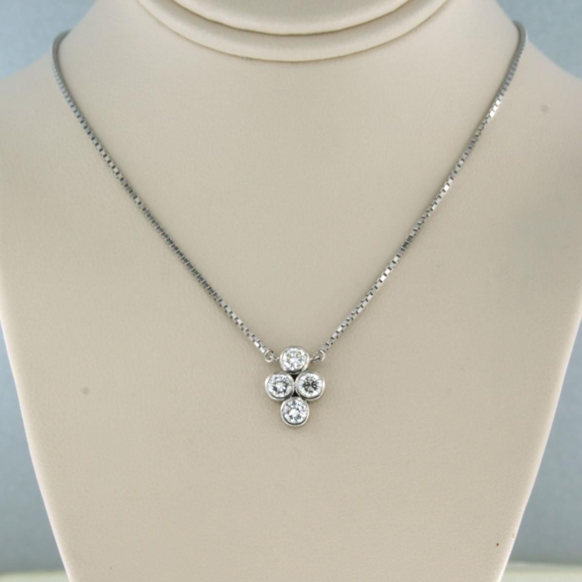 14k white gold necklace with a pendant set with brilliant cut diamonds. 0.65ct - F/G - VS - 36 cm long

detailed description

the necklace is 36 cm long and 1.0 mm wide

the pendant is 1.3 cm high and 1.0 cm wide

total weight: 3.5 grams

occupied