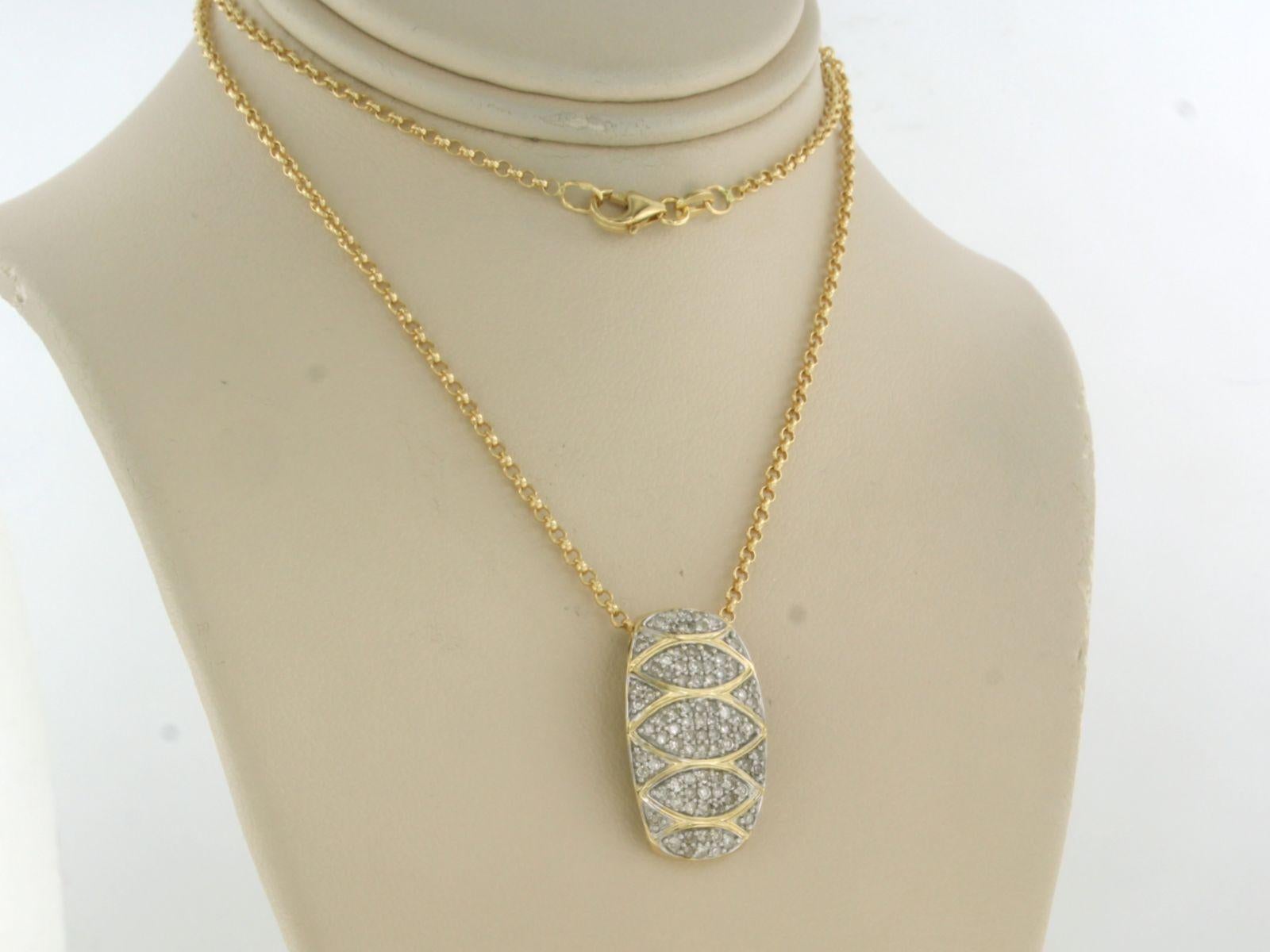 Moderne Collier et pendentif serti de diamants en or bicolore 18 carats en vente