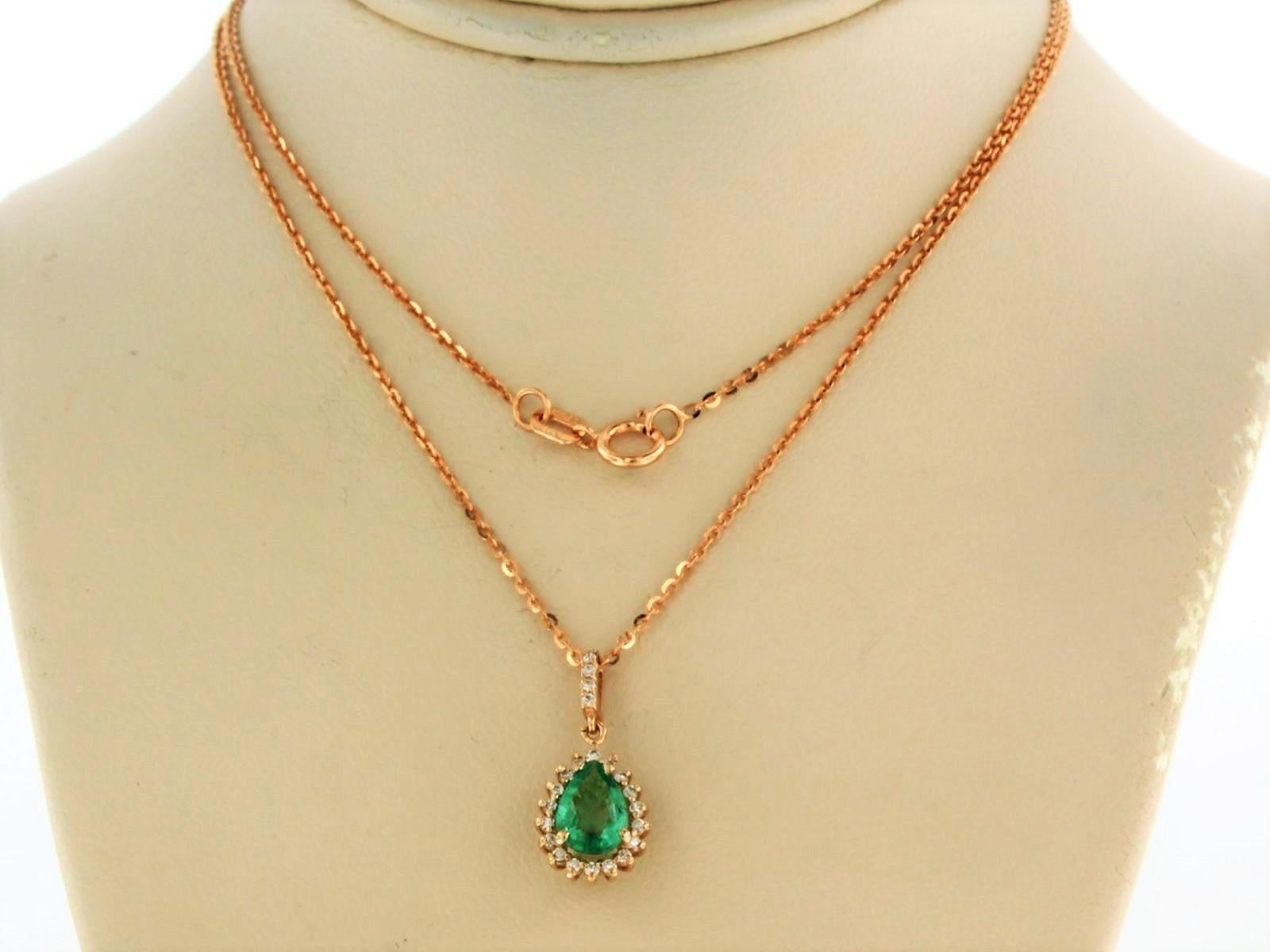 14 kt rose gold necklace with an entourage pendant set with emerald tot. 0.50 ct and brilliant cut diamond up to. 0.09 ct - F/G - VS/SI - 45 cm long

detailed description:

necklace is 45 cm long and 0.7 mm wide

size of the pendant is approximately