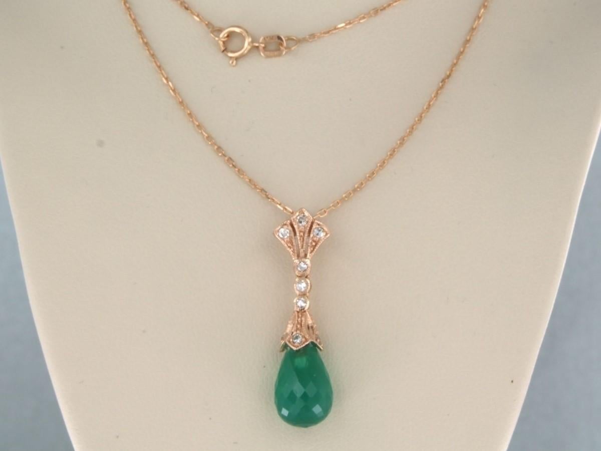 14k rose gold necklace with pendant set with green onyx and single cut diamonds. 0.22ct - F/G - VS/SI - 50 cm long

detailed description

the necklace is 50 cm long and 0.7 mm wide

Dimensions of the pendant are 3.0 cm long by 8.2 mm wide

total