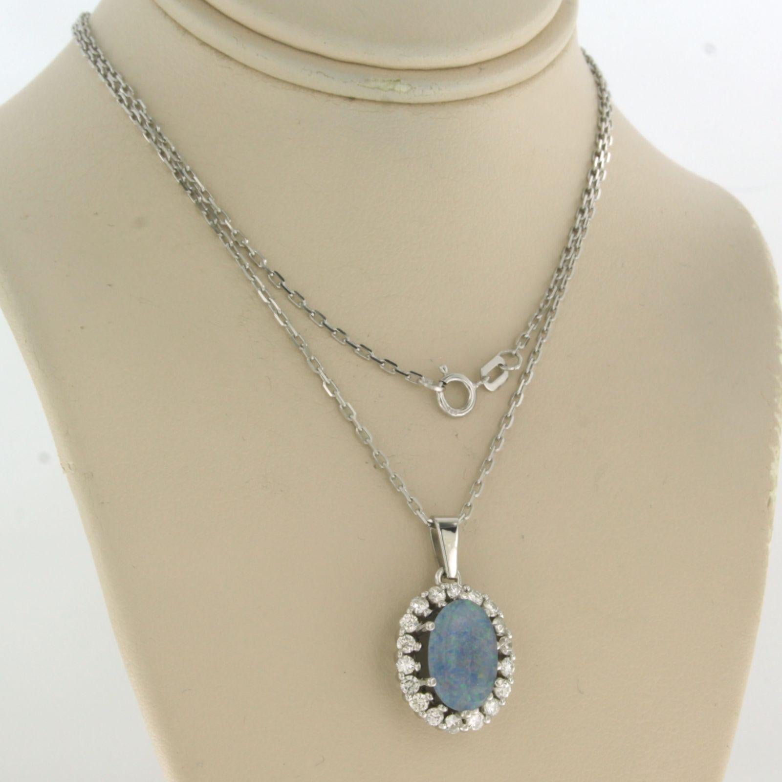 14 kt white gold necklace with an cluster pendant set with centre stone opal and brilliant cut diamonds around 0.60 ct - F/G - VS/SI - 42 cm long

detailed description

the length of the necklace is 42 cm long by 1.0 mm wide

size of the pendant is