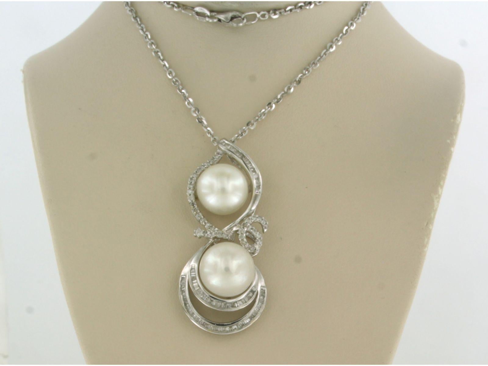 18k white gold necklace with pendant set with pearls and brilliant and taper cut diamonds. 1.00ct - F/G - piq. - 40 cm

detailed description:

the length of the necklace is 40 cm long by 1.5 mm wide

Dimensions of the pendant are 4.2 cm long by 1.8