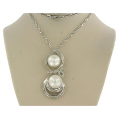 Collier et pendentif en or blanc 18 carats serti de perles et de diamants