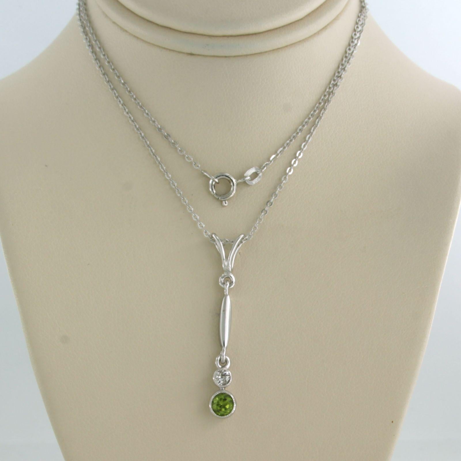 14k white gold necklace with pendant set with peridot and Bolshevik cut diamond. 0.08ct - F/G - SI - 40 cm long

detailed description

the necklace is 40 cm long and 0.7 mm wide

The size of the pendant is 3.7 cm by 5.2 mm wide

total weight: 4.0