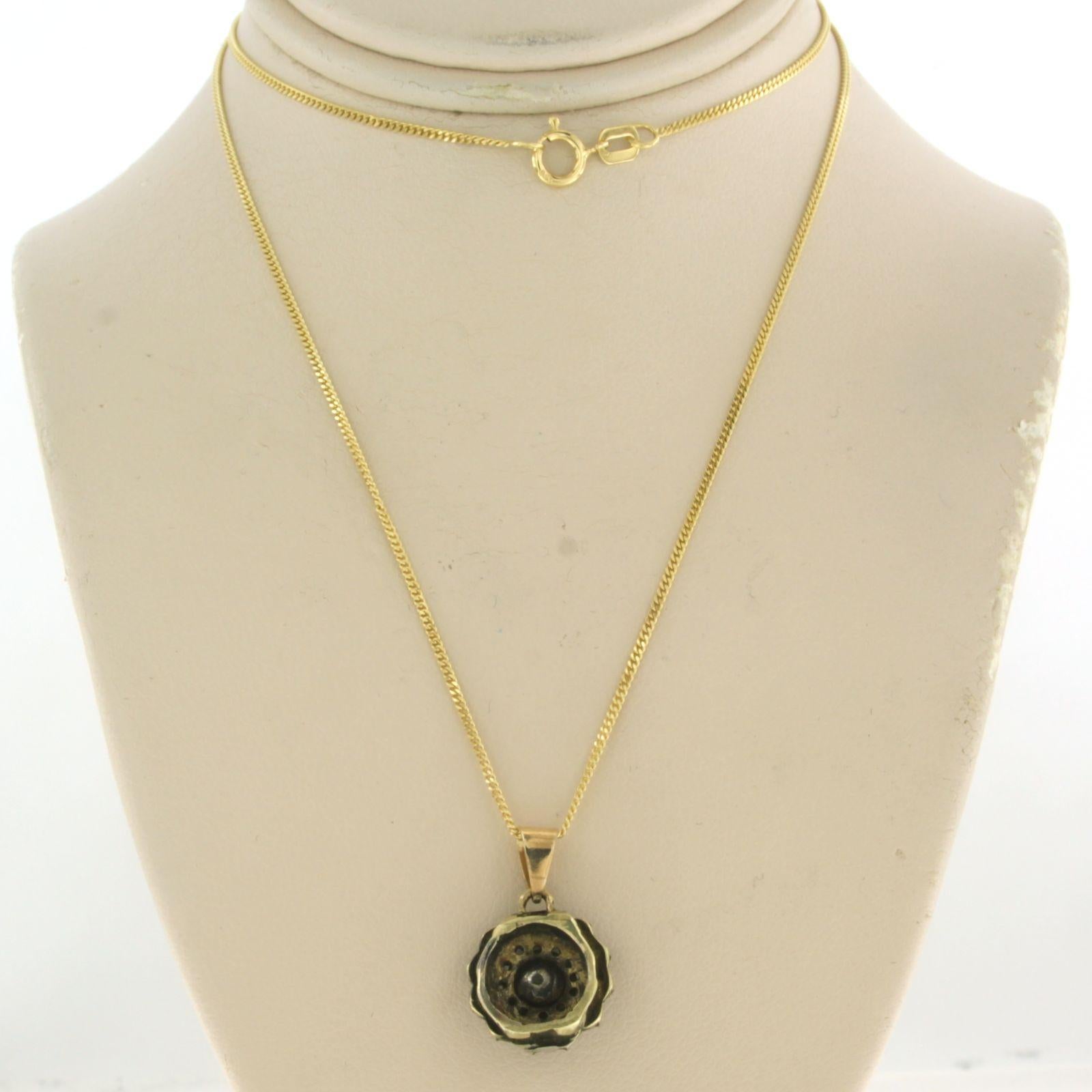 Collier en or jaune 14k avec pendentif entourage en or et argent avec diamants roses. 0,30ct - G/H - SI - 45 cm de long

description détaillée :

Le collier mesure 45 cm de long et 1,0 mm de large.

la taille du pendentif est d'environ 1,9 cm sur