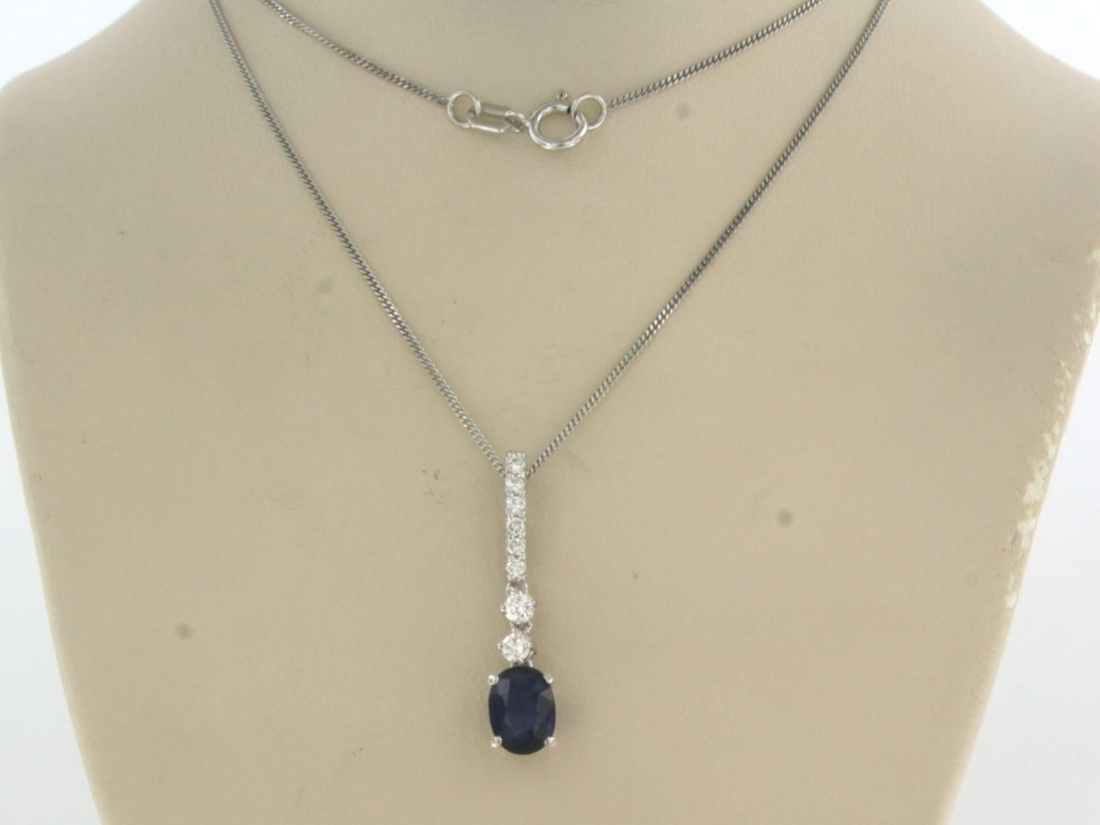 Collar de oro blanco de 14k con colgante engastado con zafiro hasta. 0,75ct y diamante talla brillante hasta. 0,19ct - F/G - VS/SI - 45 cm de largo

descripción detallada:

el collar mide 45 cm de largo y 0,7 mm de ancho

Las dimensiones del