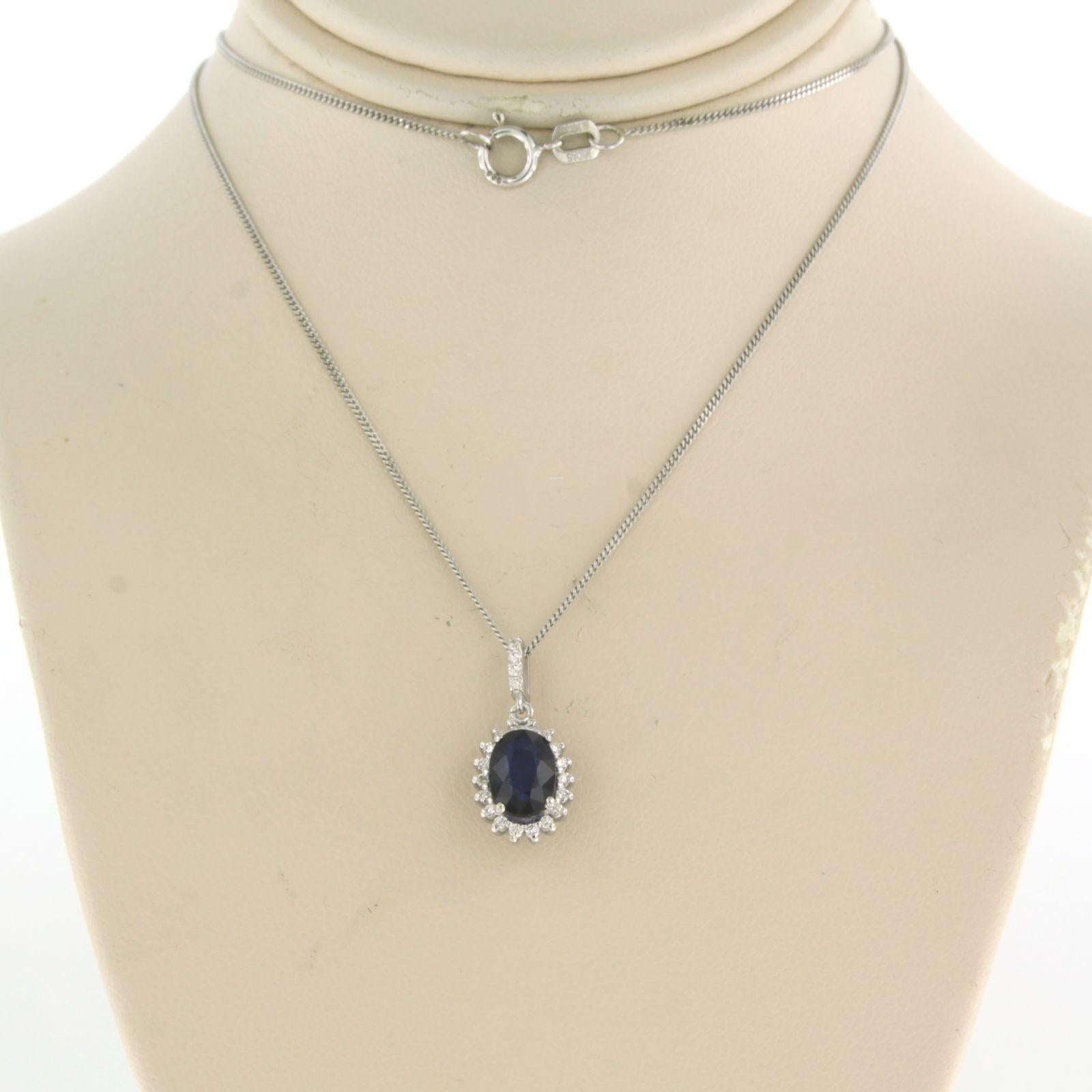 14k white gold necklace and an entourage pendant set with sapphire to. 1.00ct and brilliant cut diamond 0.10ct - F/G - VS/SI - 45cm long

Detailed description

the length of the necklace is 45 cm long by 0.8 mm wide

Dimensions of the pendant are