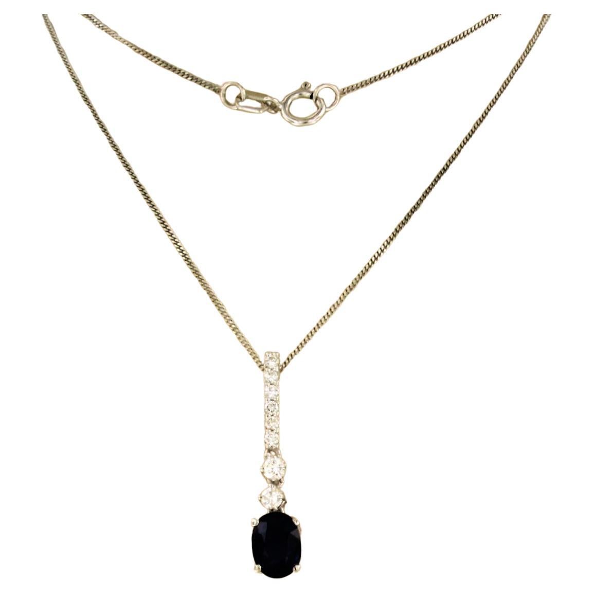 14k white gold necklace with pendant set with sapphire to. 0.75ct and brilliant cut diamond up to. 0.19ct - F/G - VS/SI - 45 cm long

Detailed description

the necklace is 45 cm long and 0.7 mm wide

The size of the pendant is 2.5 cm high and 5.2 mm