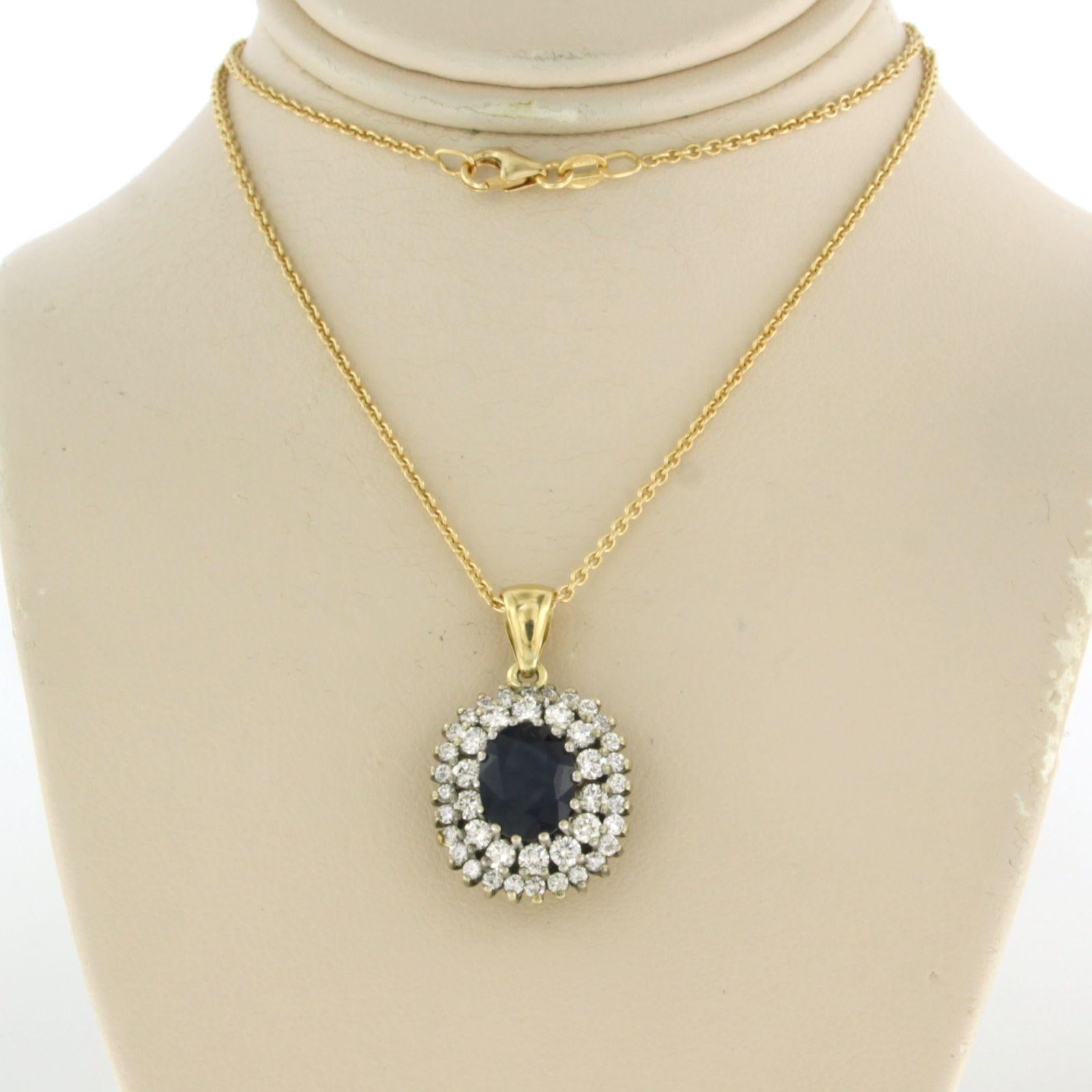 18k yellow gold necklace with a bicolor gold cluster pendant set with a central sapphire and surrounding brilliant cut diamonds. 1.00ct - G/H - VS/SI - 45 cm long

detailed description:

necklace is 45 cm long and 1.3 mm wide

Dimensions of the