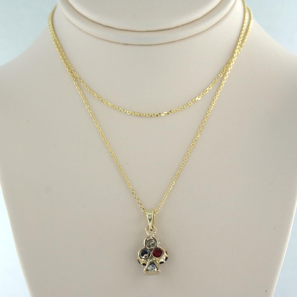 Collar de oro amarillo de 14k con colgante de oro bicolor engastado con rubí, zafiro y diamante talla mina vieja. 0,50 ct - H/I - SI - 45 cm de largo

descripción detallada

el collar mide 45 cm de largo y 0,9 mm de ancho

el tamaño del colgante es