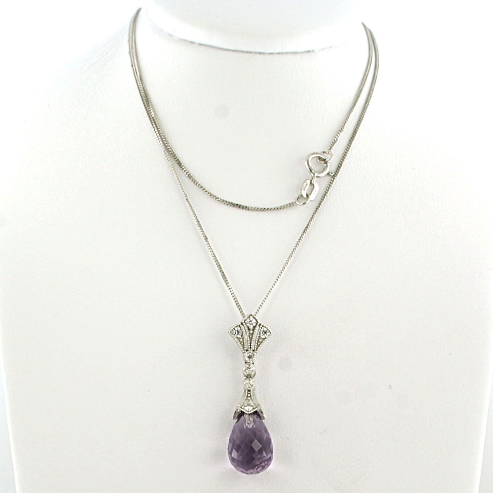 Collier et pendentif en or blanc 14k sertis d'une améthyste et d'un diamant taille brillant - total approximatif 0,20ct - F/G - VS/SI - 45cm de long

Description détaillée

la longueur du collier est de 45 cm de long par 0,7 mm de large

Le