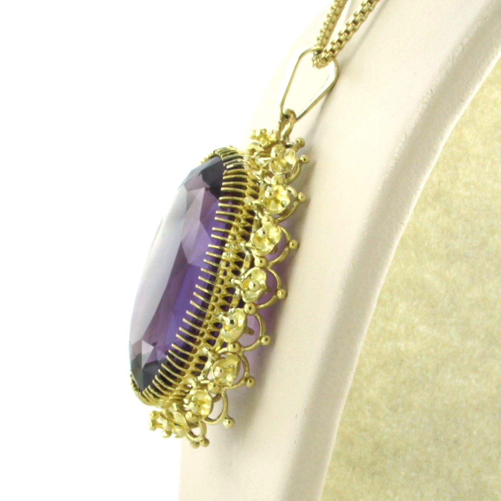 Taille ovale Collier et pendentif avec améthyste jusqu'à 8,00 carats - or jaune 14 carats 22,3 grammes en vente
