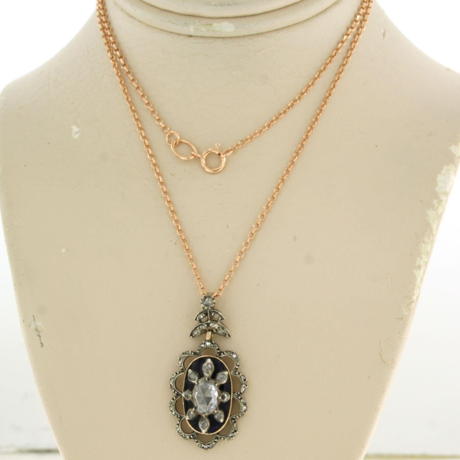 14k pink gold necklace and a gold and silver pendant decorated with blue enamel and set with rose cut diamonds 0.75ct – G/H - SI - 45cm long

Detailed description

the length of the necklace is 45 cm long by 0.7 mm wide

Dimensions of the pendant