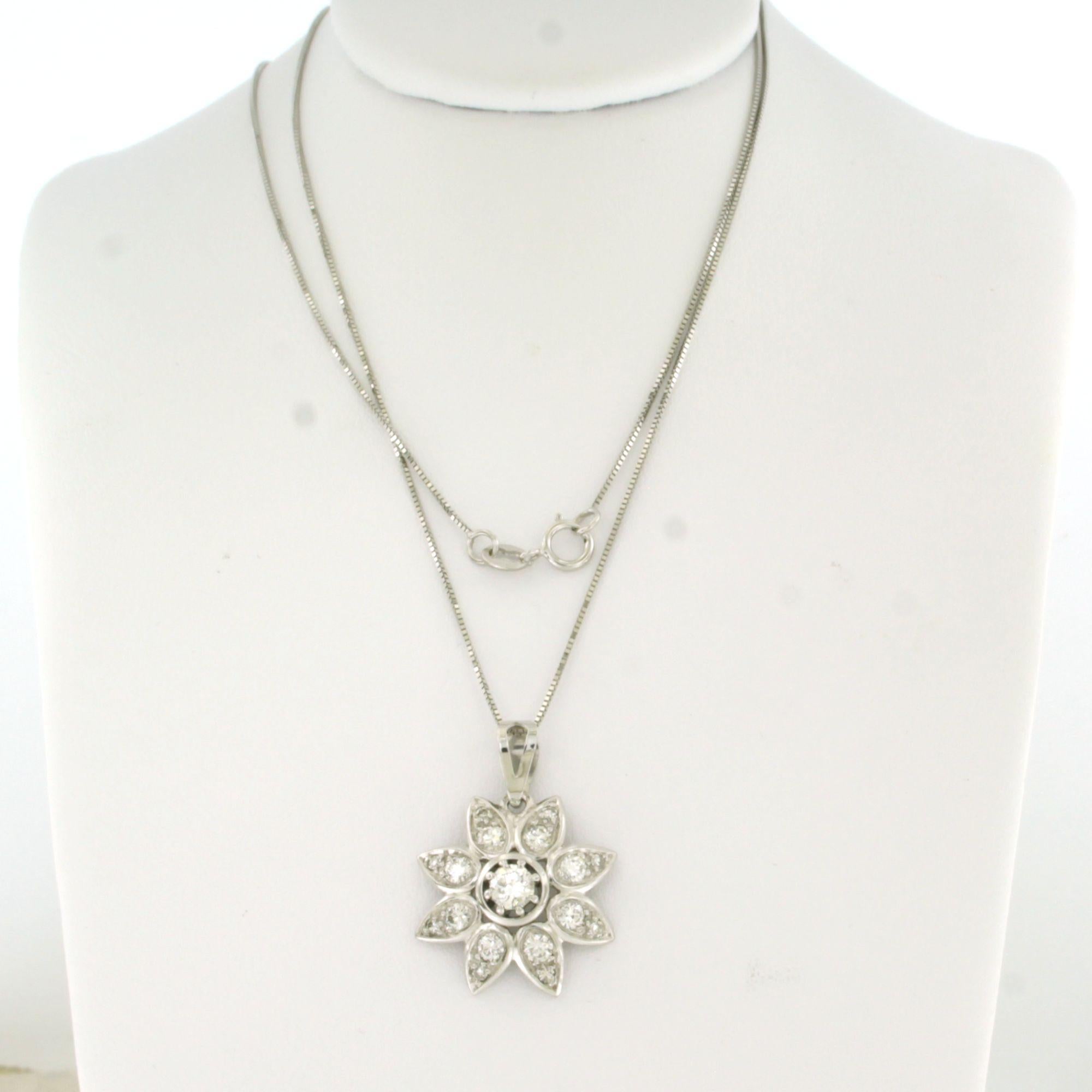 Collier en or blanc 18k avec pendentif en or serti d'un diamant brillant et taille unique. 0,76 ct - G/H - VS/SI - 50 cm de long

Description détaillée :

Le collier mesure 50 cm de long et 0,9 mm de large.

Le pendentif mesure environ 2,3 cm sur