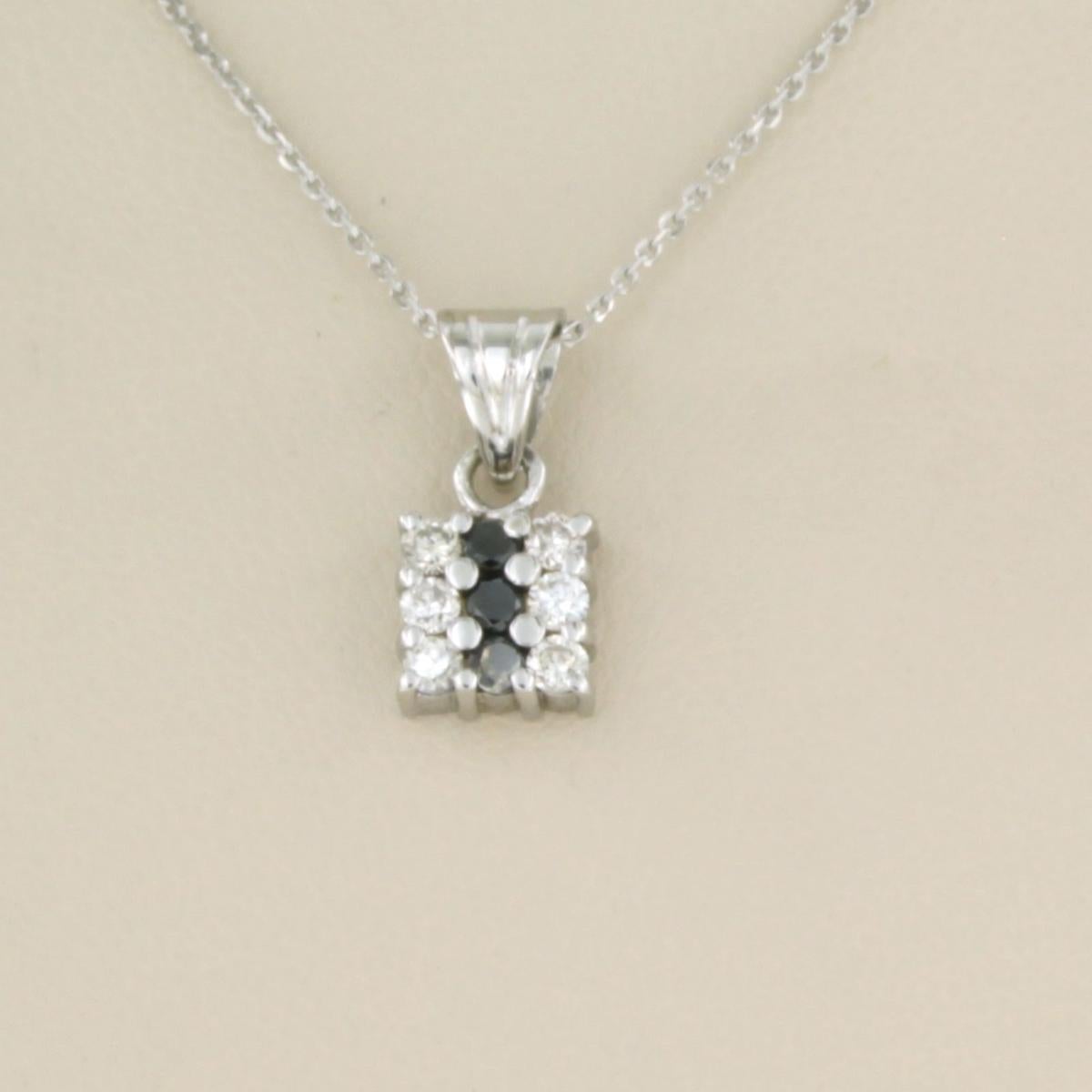 Collana in oro bianco 14k con un pendente con diamante taglio brillante fino a 0,36 ct - F/G - VS/SI - 45 cm

Descrizione dettagliata

La collana è lunga 45 cm e larga 0,7 mm.

Il ciondolo misura 1,4 cm di lunghezza e 6,6 mm di larghezza.

Peso