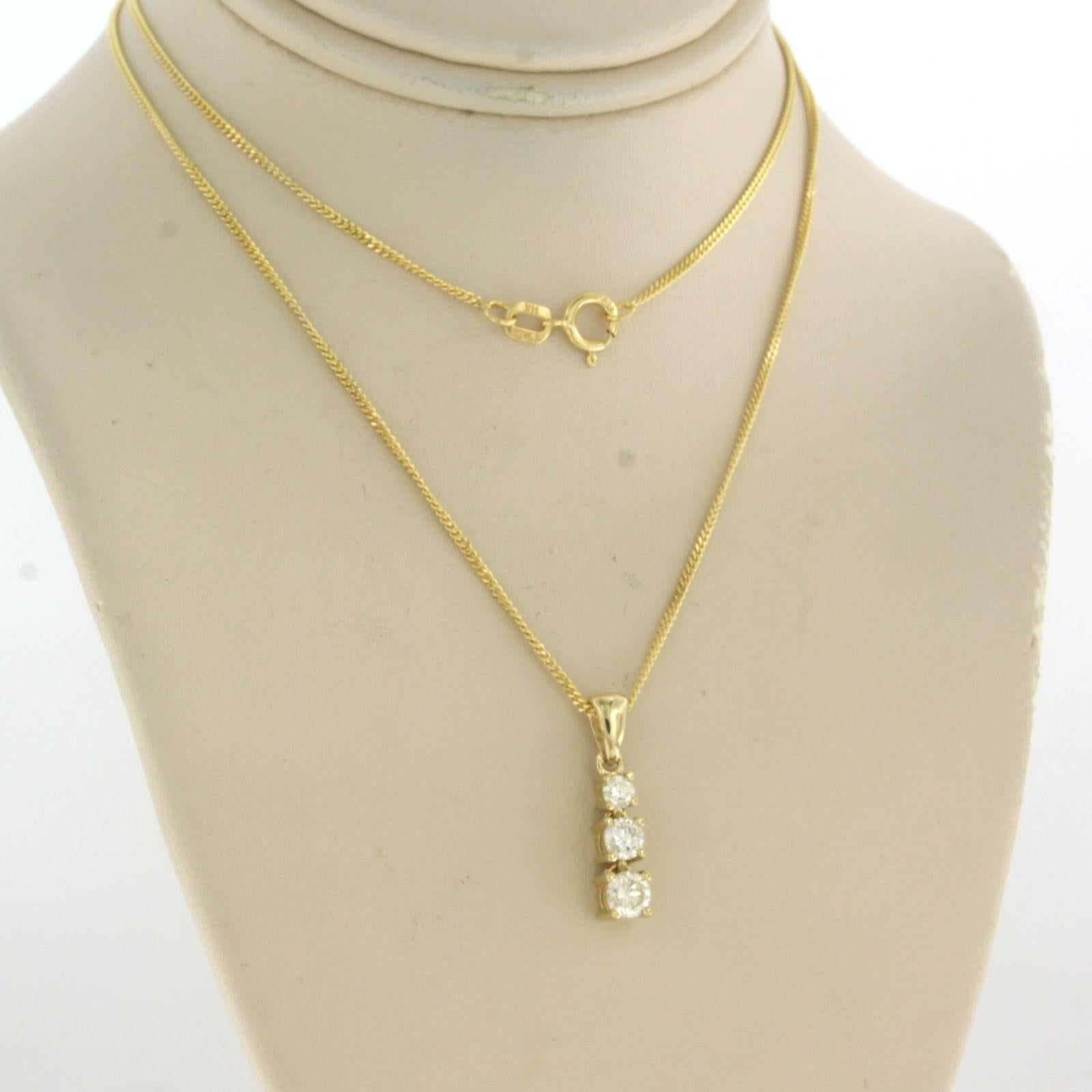 Collier en or jaune 14k avec un pendentif serti de diamants de taille brillant. 0,45ct - K.K. - VS/SI - 45 cm de long

description détaillée :

Le collier mesure 45 cm de long et 0,7 mm de large.

le pendentif mesure 1,7 cm de long et 4,0 mm de