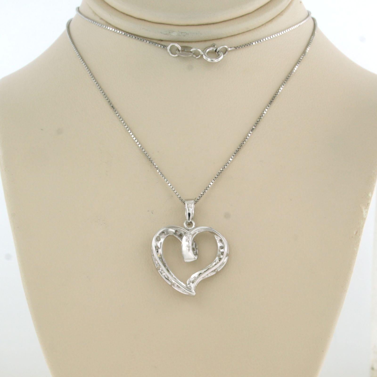 Collana in oro bianco 18k e un pendente in oro bianco 14k con diamanti taglio brillante fino a. 0,50ct - F/G - SI - 45 cm di lunghezza 

descrizione dettagliata:

La collana è lunga 45 cm e larga 0,7 mm.

Le dimensioni del ciondolo sono di circa 2,2