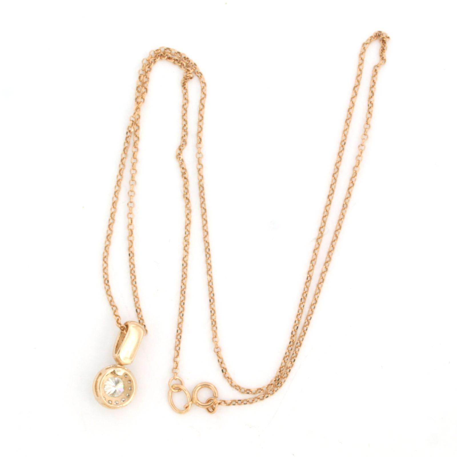 Collana in oro rosa 14k con un pendente a forma di entourage con un diamante centrale con taglio a brillante fino a 0,35 ct - H/I - piqué - circondato da diamanti con taglio a brillante fino a 0,52 ct - F/G - VS/SI - lunghezza 45 cm

Descrizione