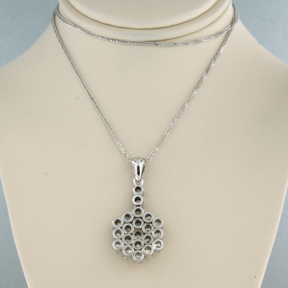Collana in oro bianco 14k con un pendente a forma di entourage in oro bianco 18k con diamanti taglio brillante fino a. 1,90ct - F/G - VS/SI - 40 cm di lunghezza

descrizione dettagliata:

La collana è lunga 40 cm e larga 0,9 mm.

le dimensioni del