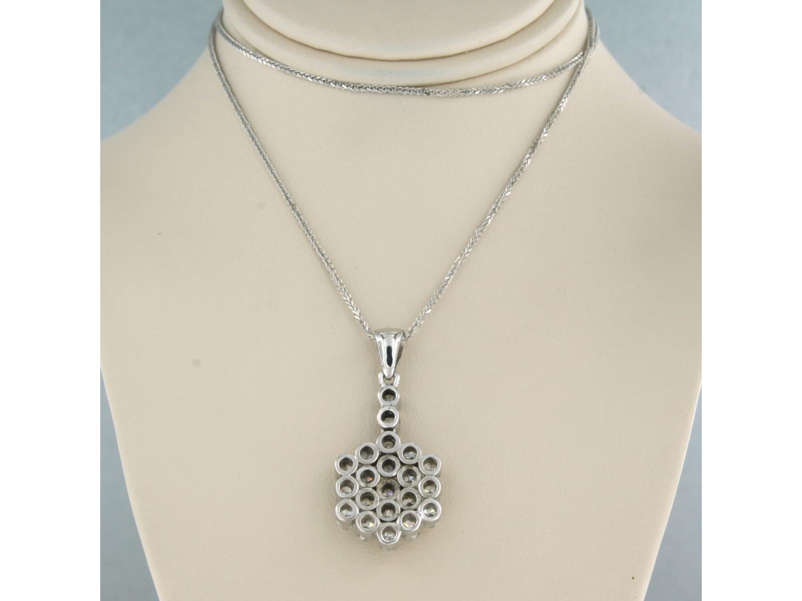 14k white gold necklace with an 18k white gold entourage pendant set with brilliant cut diamonds up to. 1.90ct - F/G - VS/SI - 40 cm long

detailed description:

necklace is 40 cm long and 0.9 mm wide

size of the pendant is approximately 3.2 cm by